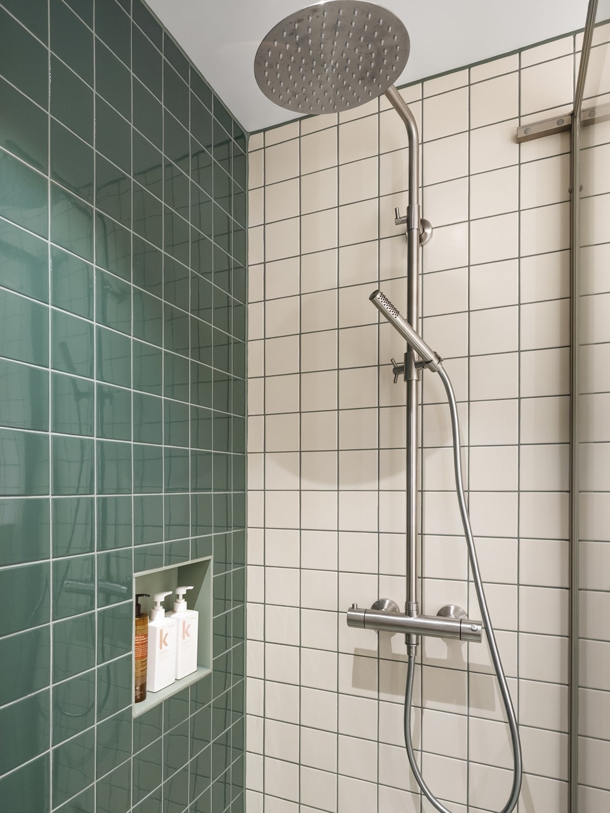 Dusjsonen har innfellbare glassvegger og en praktisk nisje for oppbevaring. Galleribilde