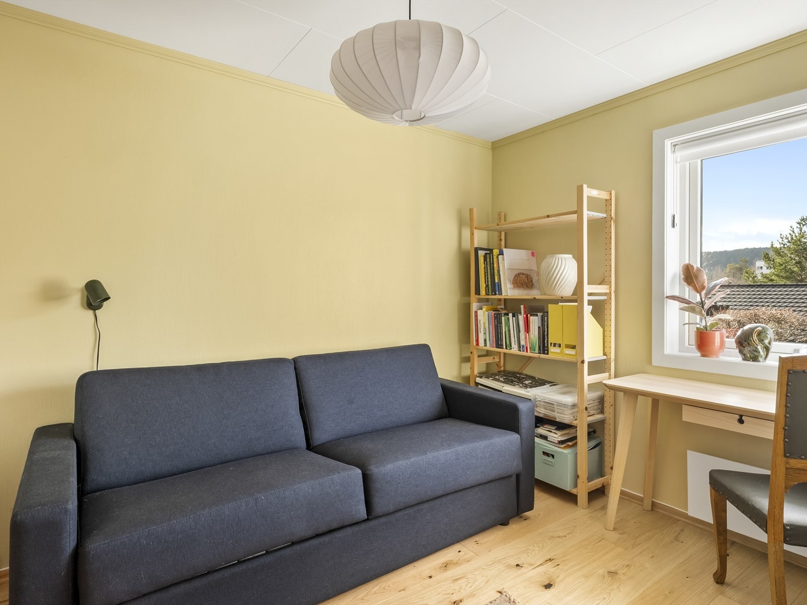 Soverom av fin størrelse malt i en stilig farge. Her er det plass til seng, skrivebord og oppbevaring. Galleribilde