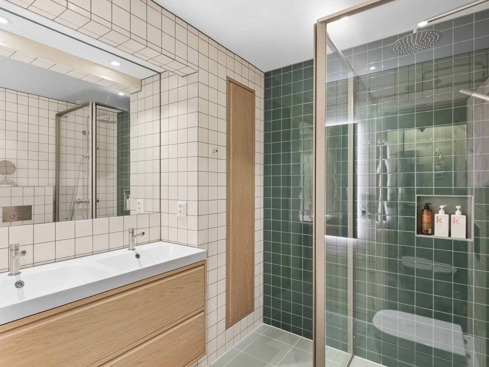 Flislagt bad med varmekabler i gulvet og downlights i taket. Badet ble pusset opp i 2025. Galleribilde