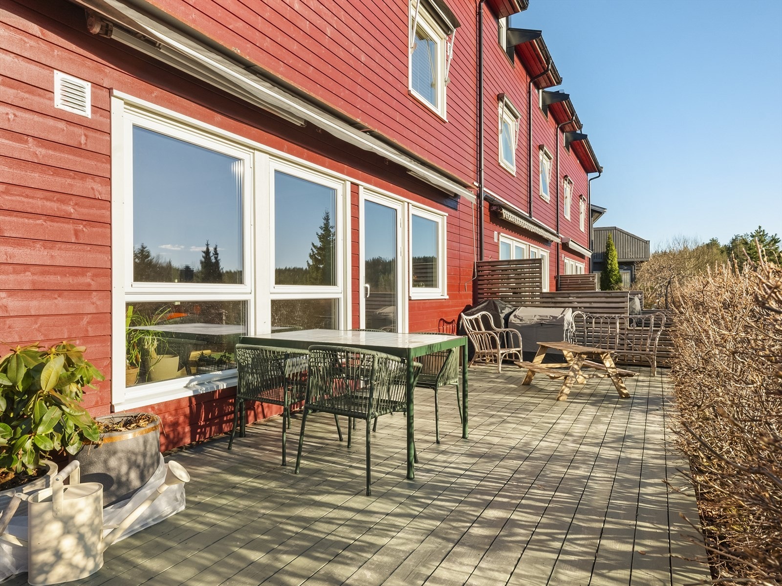 Boligen har en stor platting på 20 m² med utgang fra kjellerstuen. Galleribilde