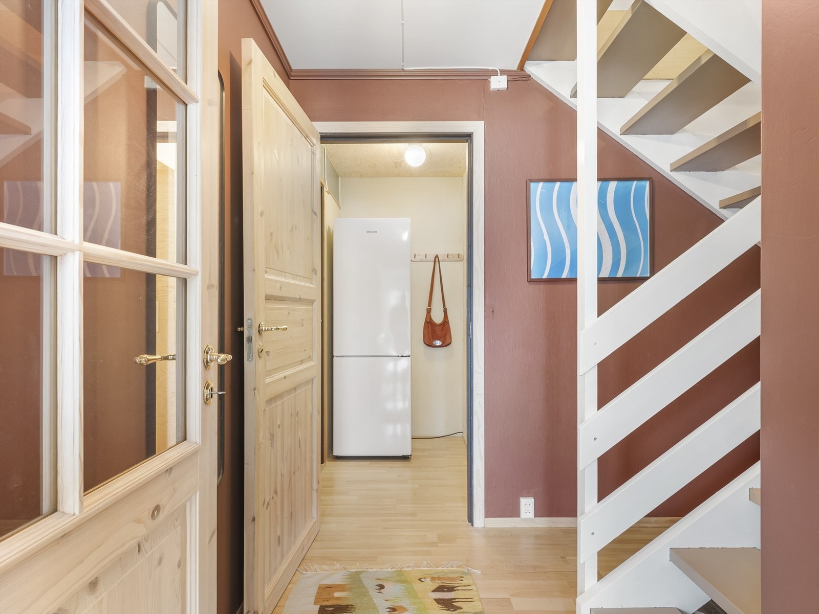 Fra hovedplanet leder trappen ned til underetasjen. Galleribilde