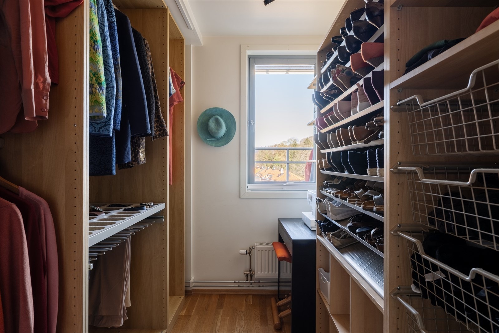 Det som er soverom 2 benyttes i dag som et walk-in closet Galleribilde