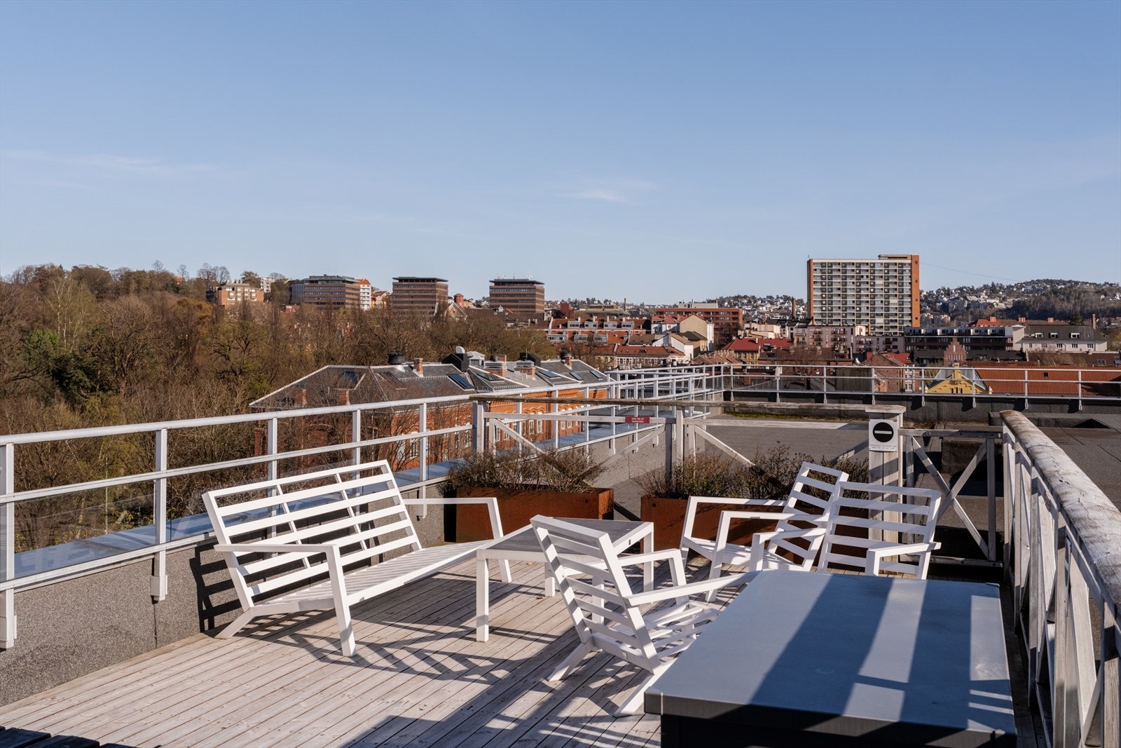 Hvis du skulle savne boltreplass på din egen takterrasse, kan du altså ta på deg tøflene ut hit. Galleribilde
