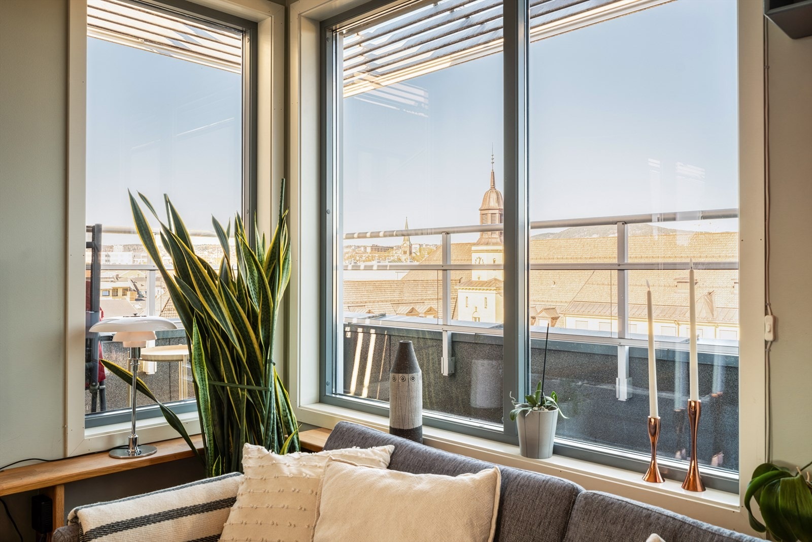 Fra stuevinduet ser man over til det historiske bygget til Hersleb skole. Galleribilde