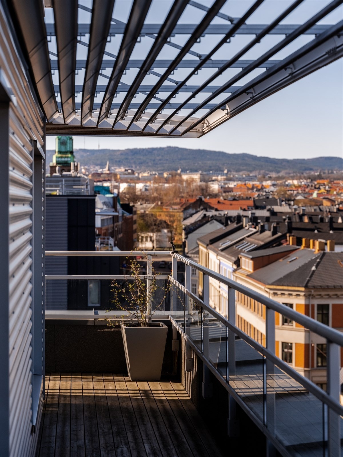 Det medfølger en egen garasjeplass, med opplegg for lader og direkte tilkomst fra heisen. Galleribilde