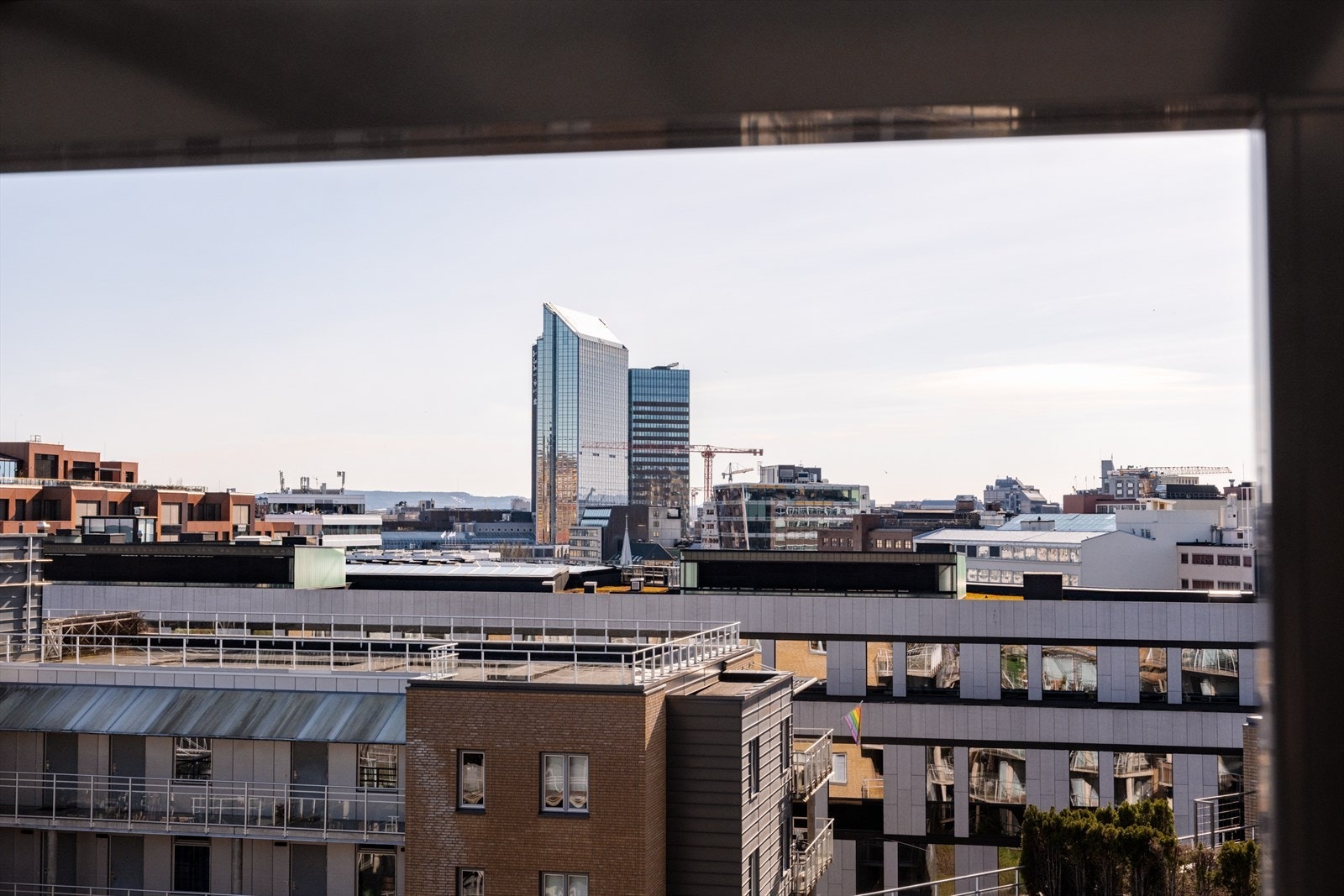 Terrassen går rundt 270 grader av boligen og byr på masse boltreplass, samt fantastisk utsikt over Oslo og helt rå solforhold Galleribilde