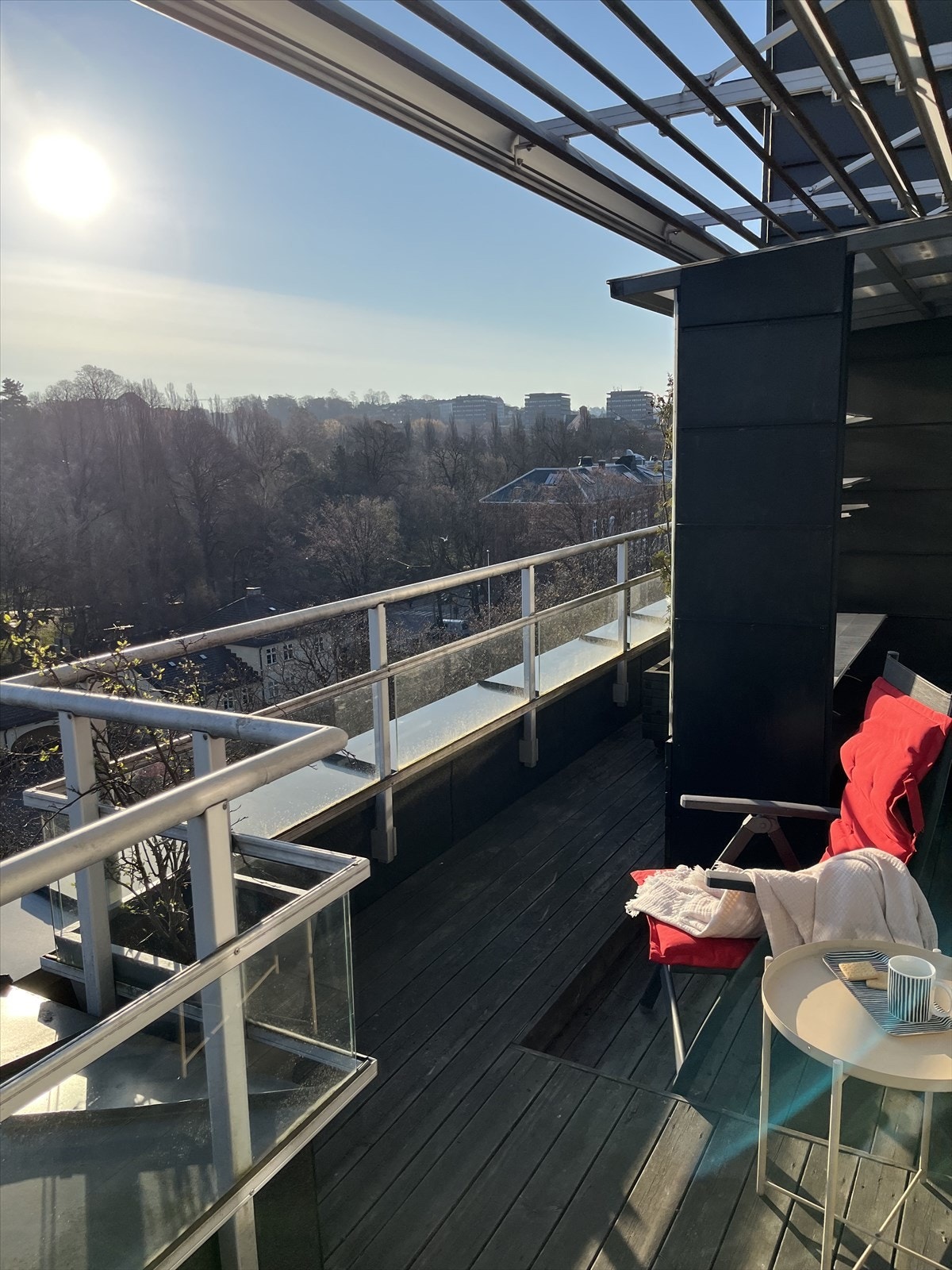Selgers egne bilde på terrassens nordside. Et nydelig sted å nyte morgenkaffen med utsikt over Botanisk hage Galleribilde