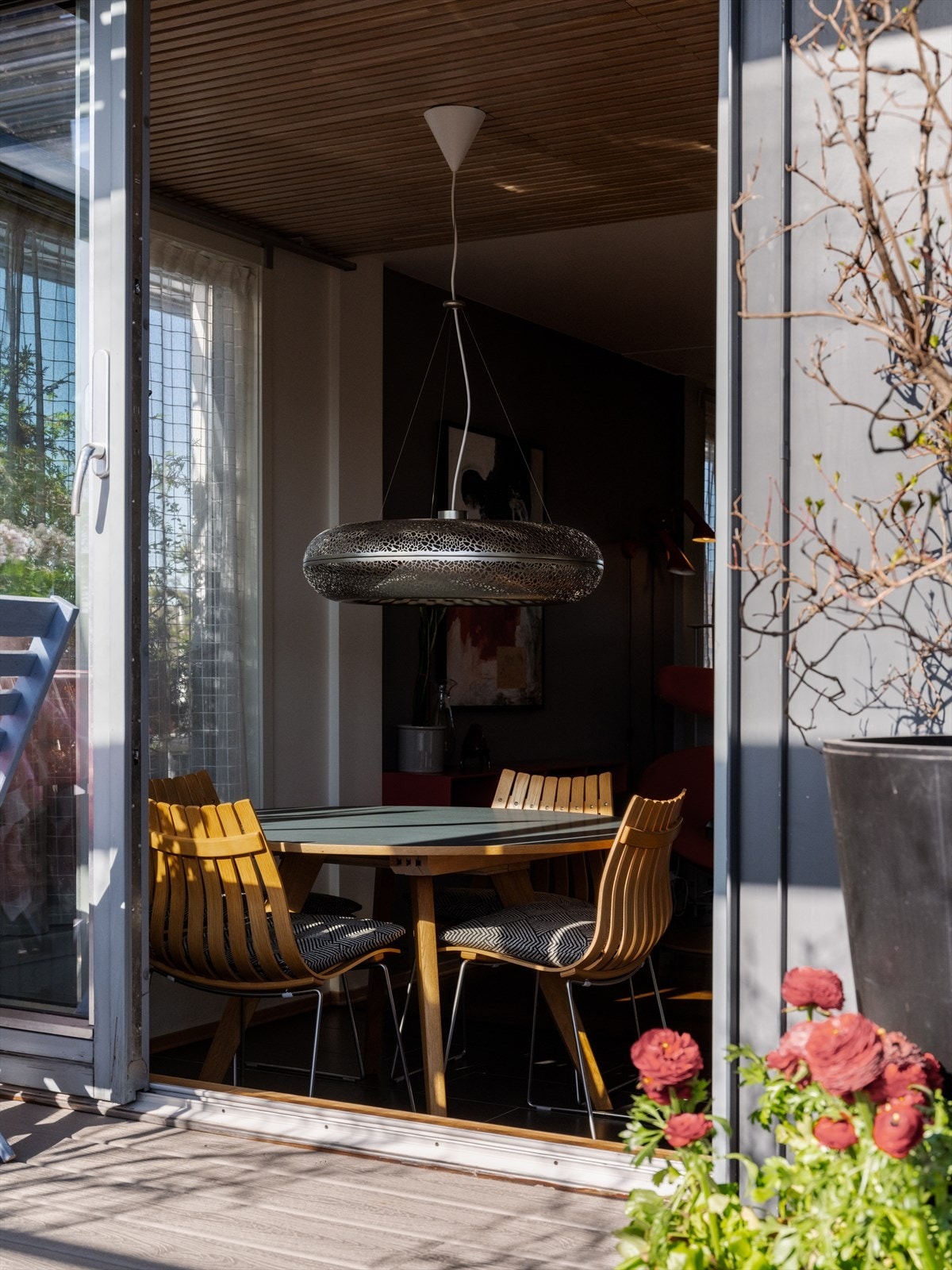 Fra sydsiden av terrassen ser du rett inn i spisestuen. Galleribilde