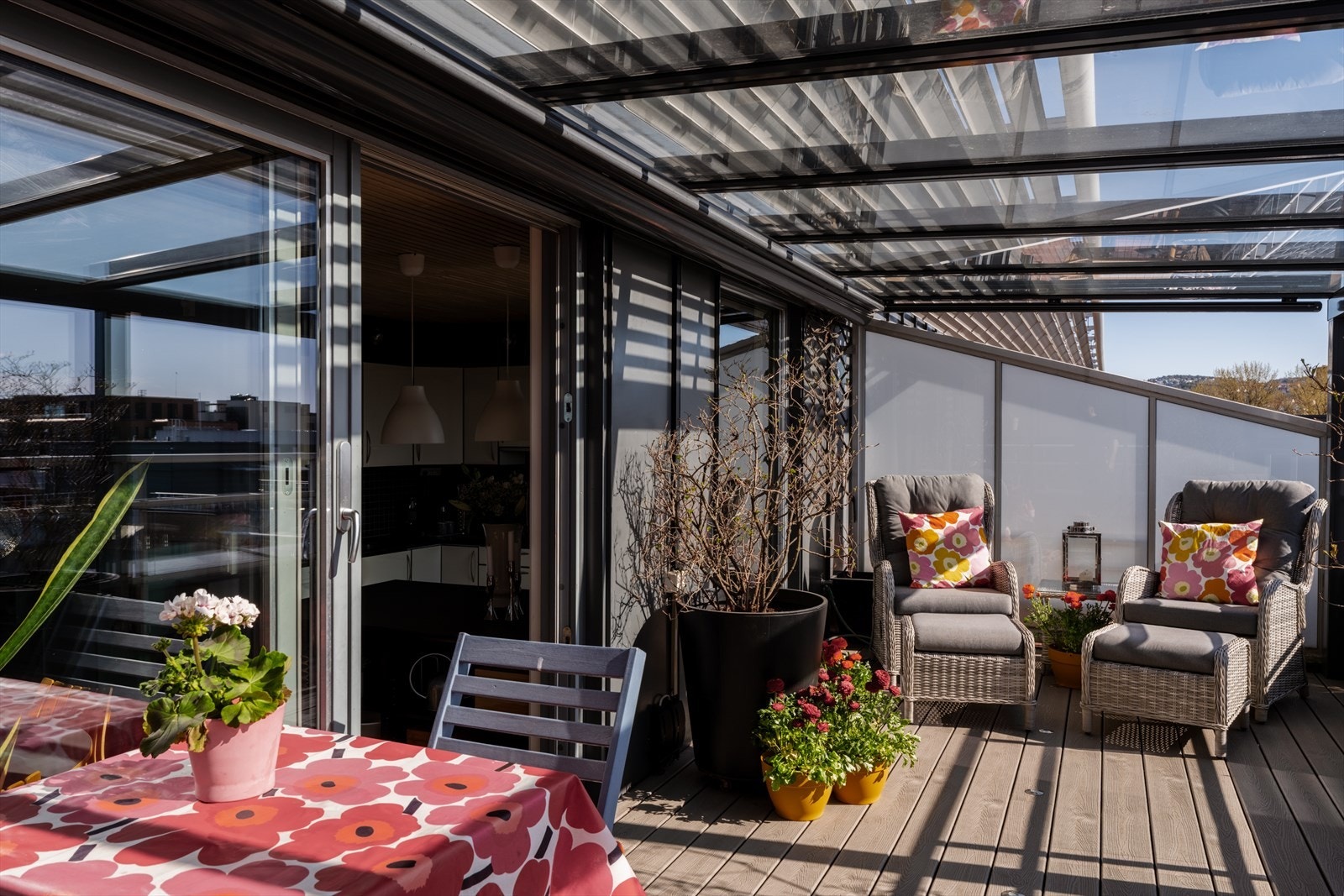 Glassveggene kan skyves helt til side for en åpen og luftig følelse. Galleribilde