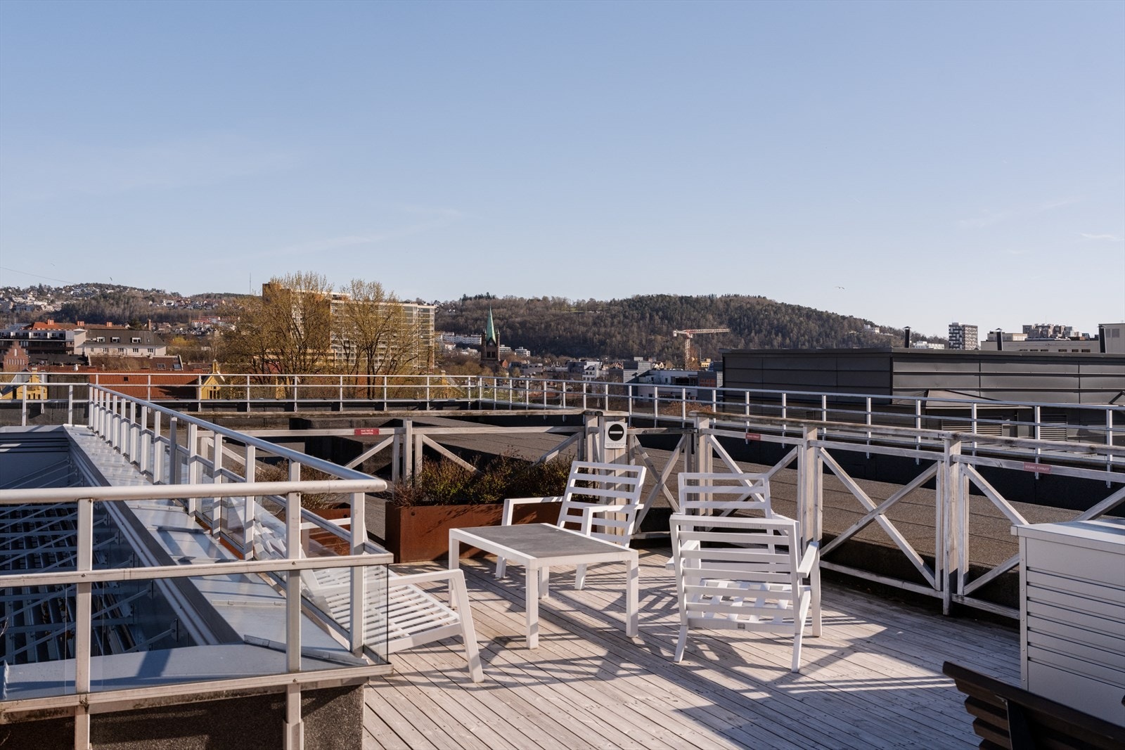 Borettslaget Wexels Plass F har velholdte fellesarealer, inkludert en felles takterrasse. Denne ligger på samme plan som boligen, og er å finne rett utenfor din egen inngangsdør. Galleribilde