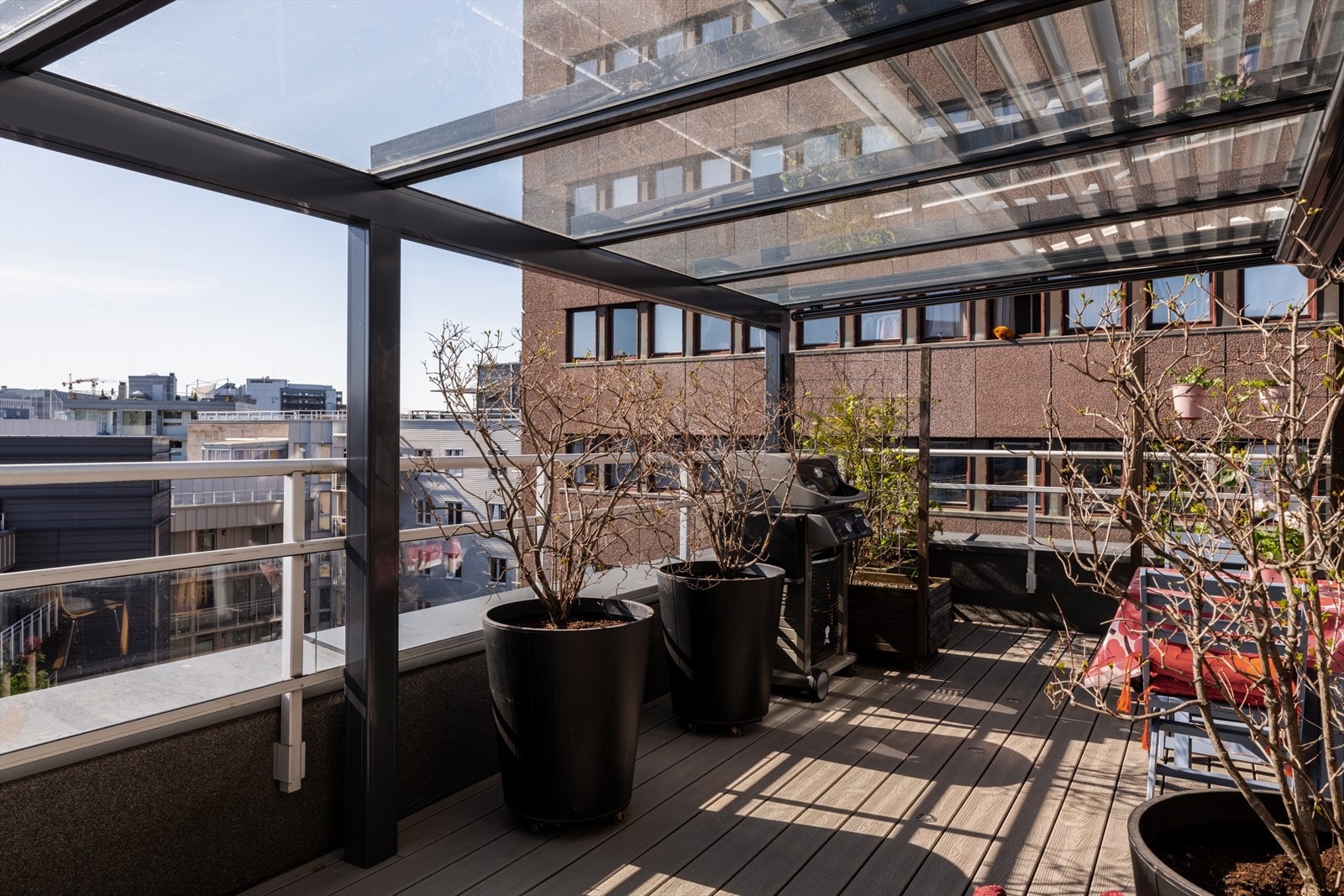 Det er tillatt å bruke gass- og el-grill på balkongen, så her kan du invitere til både store og små sammenkomster. Galleribilde