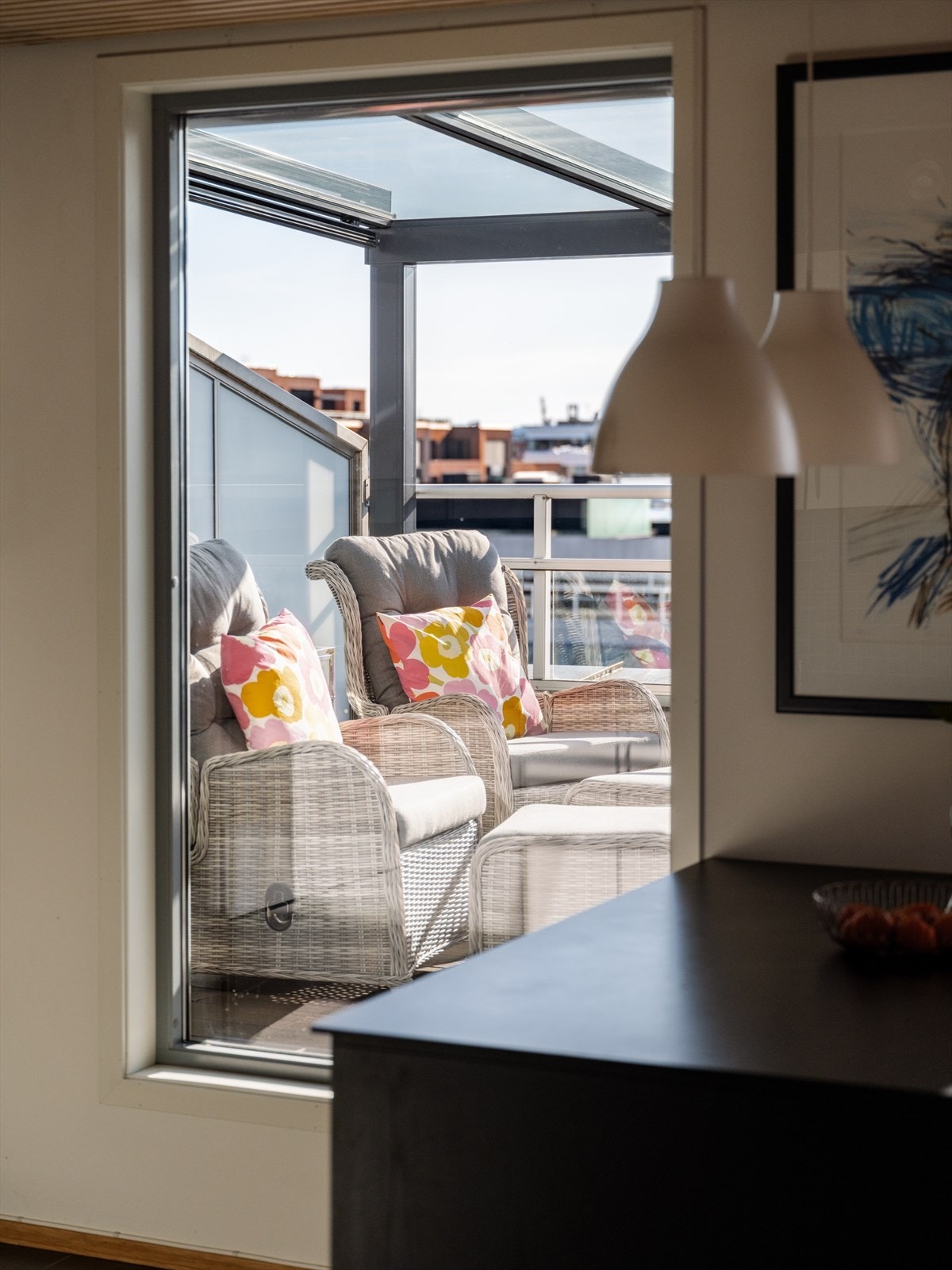 Et glimt ut til den skjermede sittegruppen på terrassen. Galleribilde
