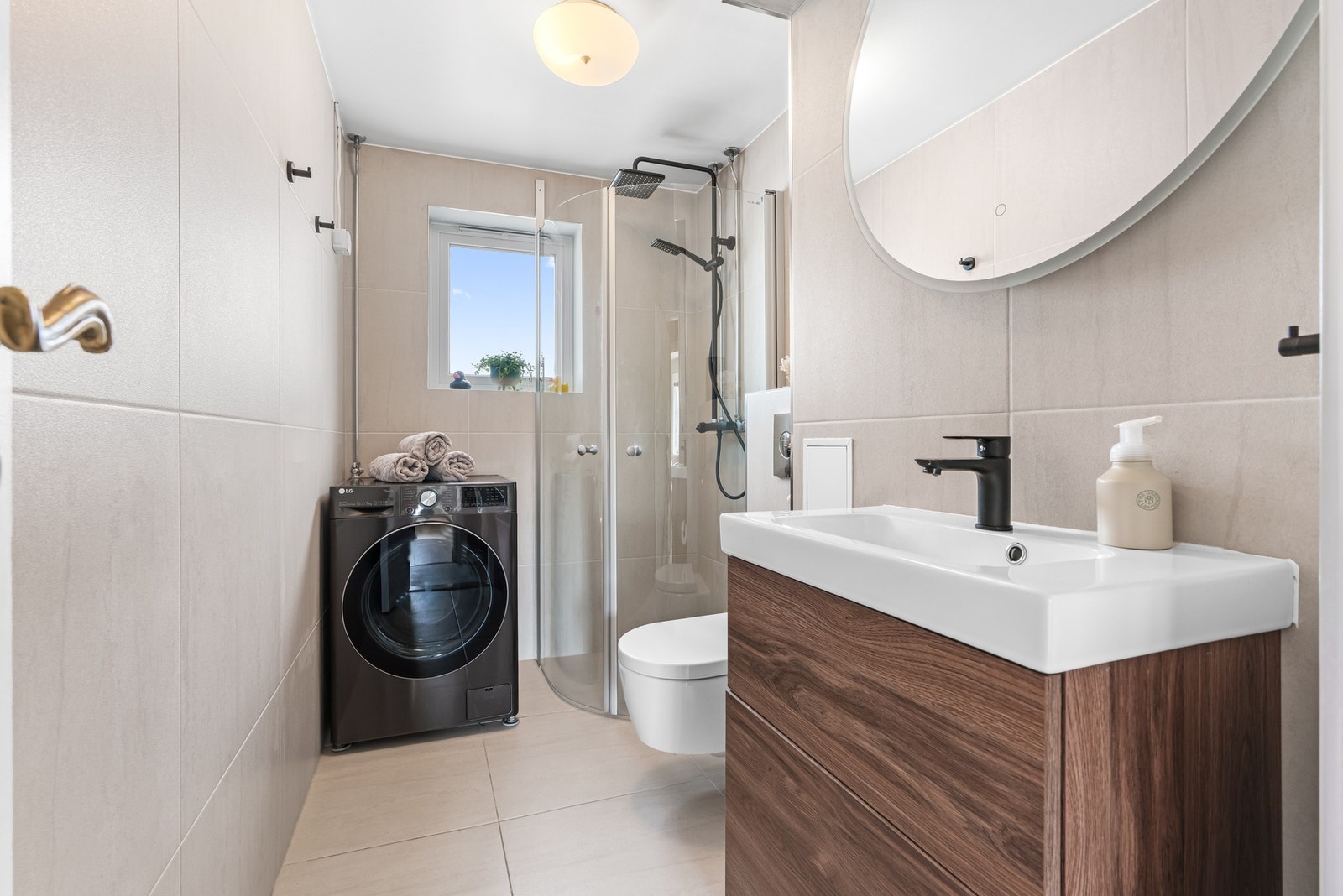 Badet ble totalrenovert i regi av brl. i 2009 og ble oppgradert i 2022 med flis på flis ny innredning, nytt toalett, samt ny servant og armatur. Galleribilde