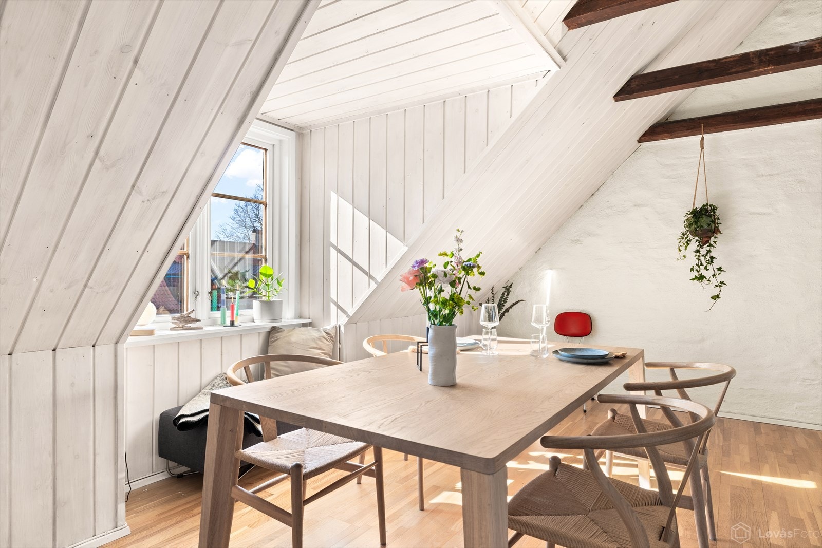 Spiseplassen ligger fint til i rommet og innbyr til både hverdagsmiddager og lange, sosiale kvelder. Galleribilde