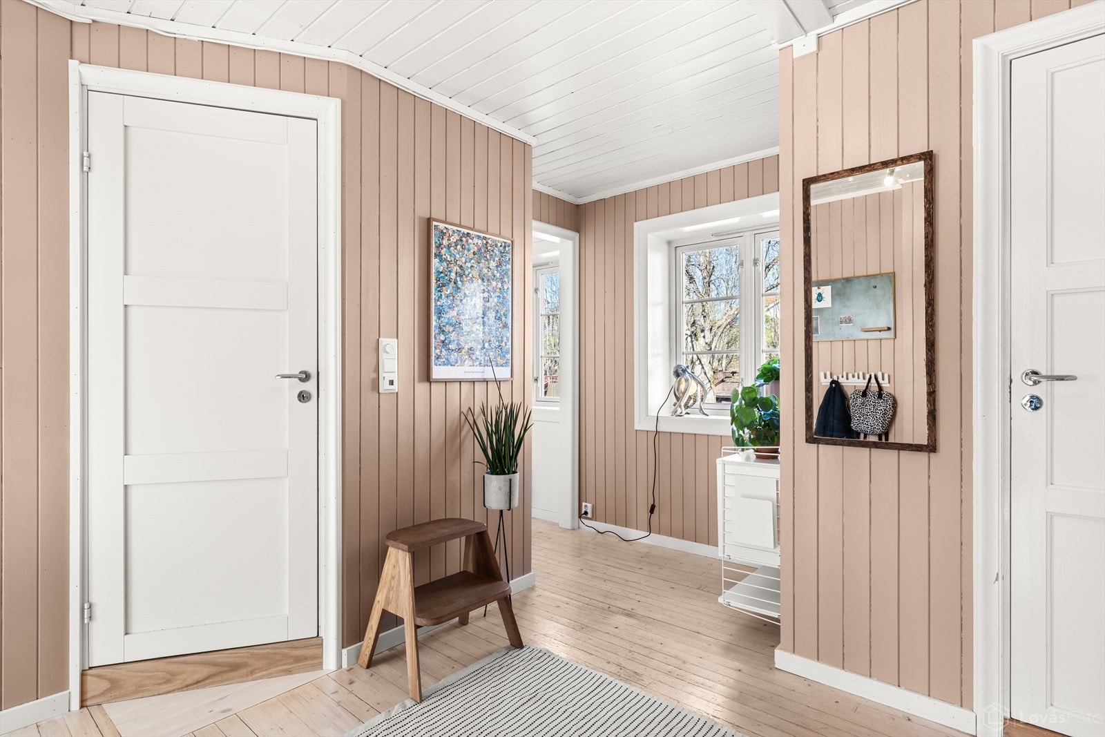 Allerede ved ankomst i entréen oppleves boligen som lys og innbydende. Galleribilde