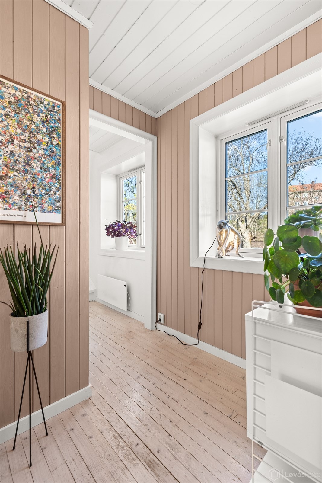 Med vinduer på begge sider av boligen får boligen jevnt og rikelig lysinnslipp, og solen slipper til gjennom dagen. Galleribilde