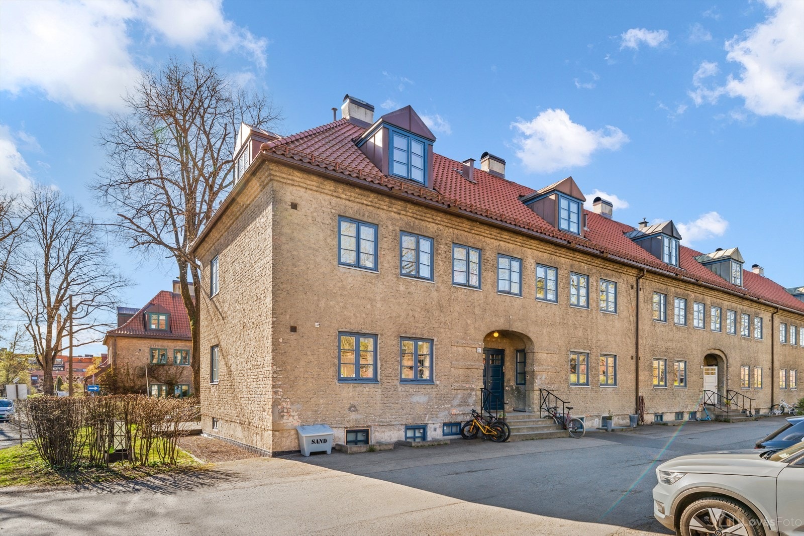 Et sjarmerende inngangsparti som gir et hyggelig første møte med boligen. Galleribilde