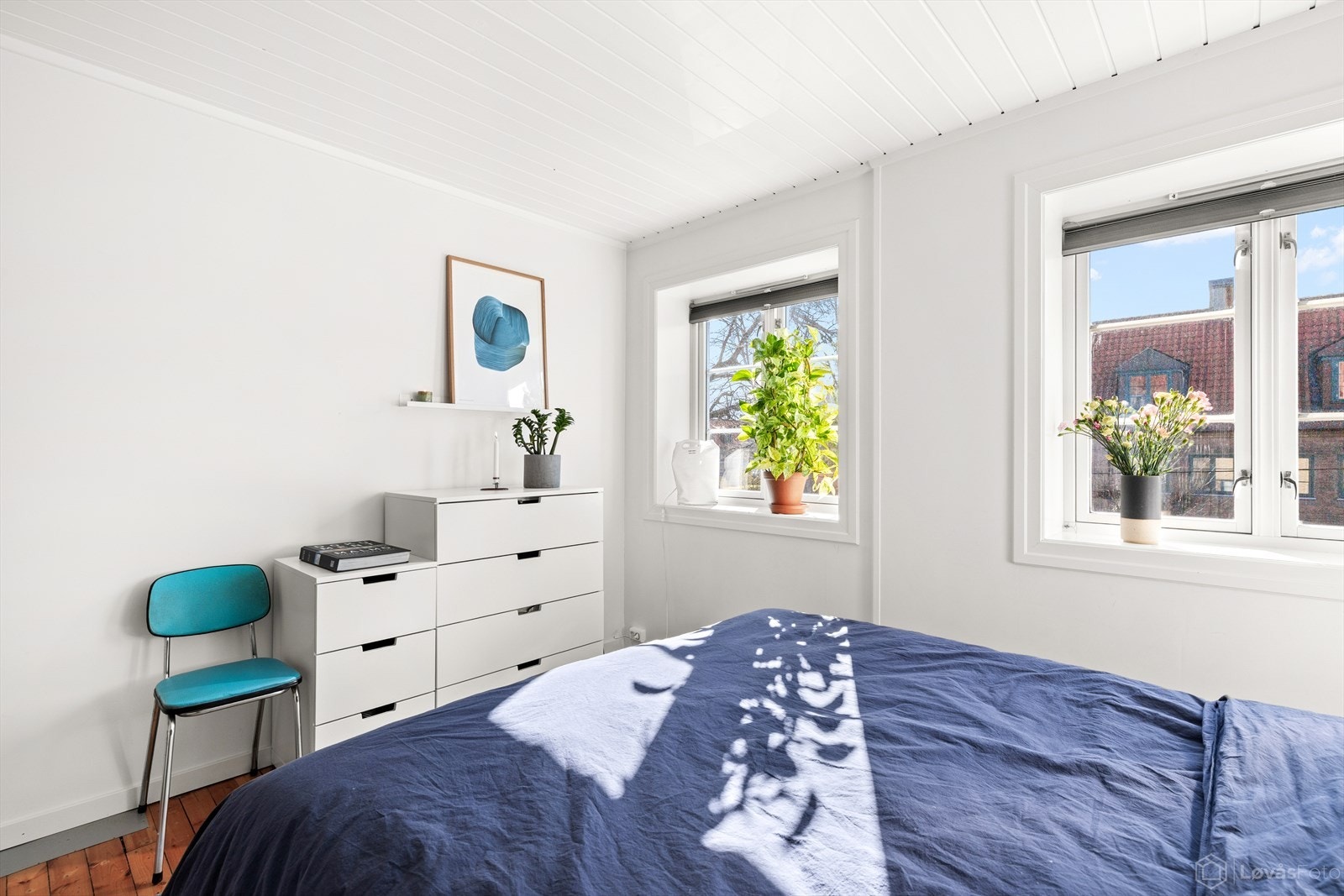 Store vindusflater gir rikelig med lys på dagtid, mens solskjerming enkelt kan trekkes ned for mørke på kvelden. Galleribilde