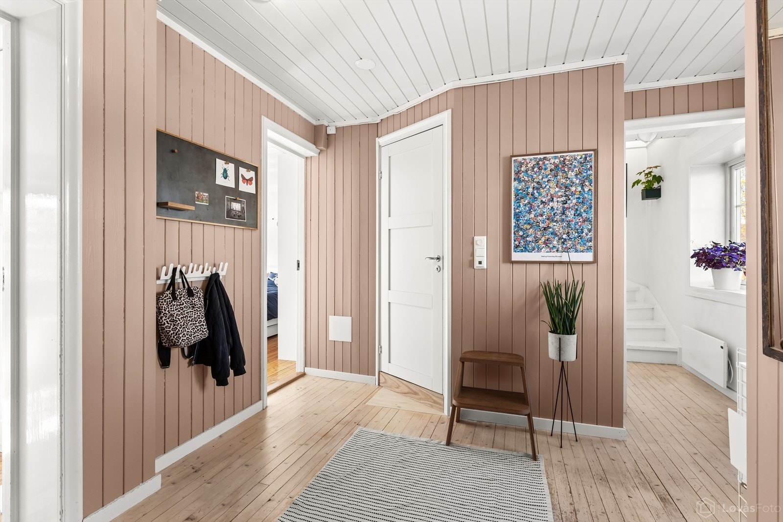 Entréen fungerer som boligens knutepunkt, med inngang til alle rom i leiligheten i tillegg til loftetasjen. Galleribilde