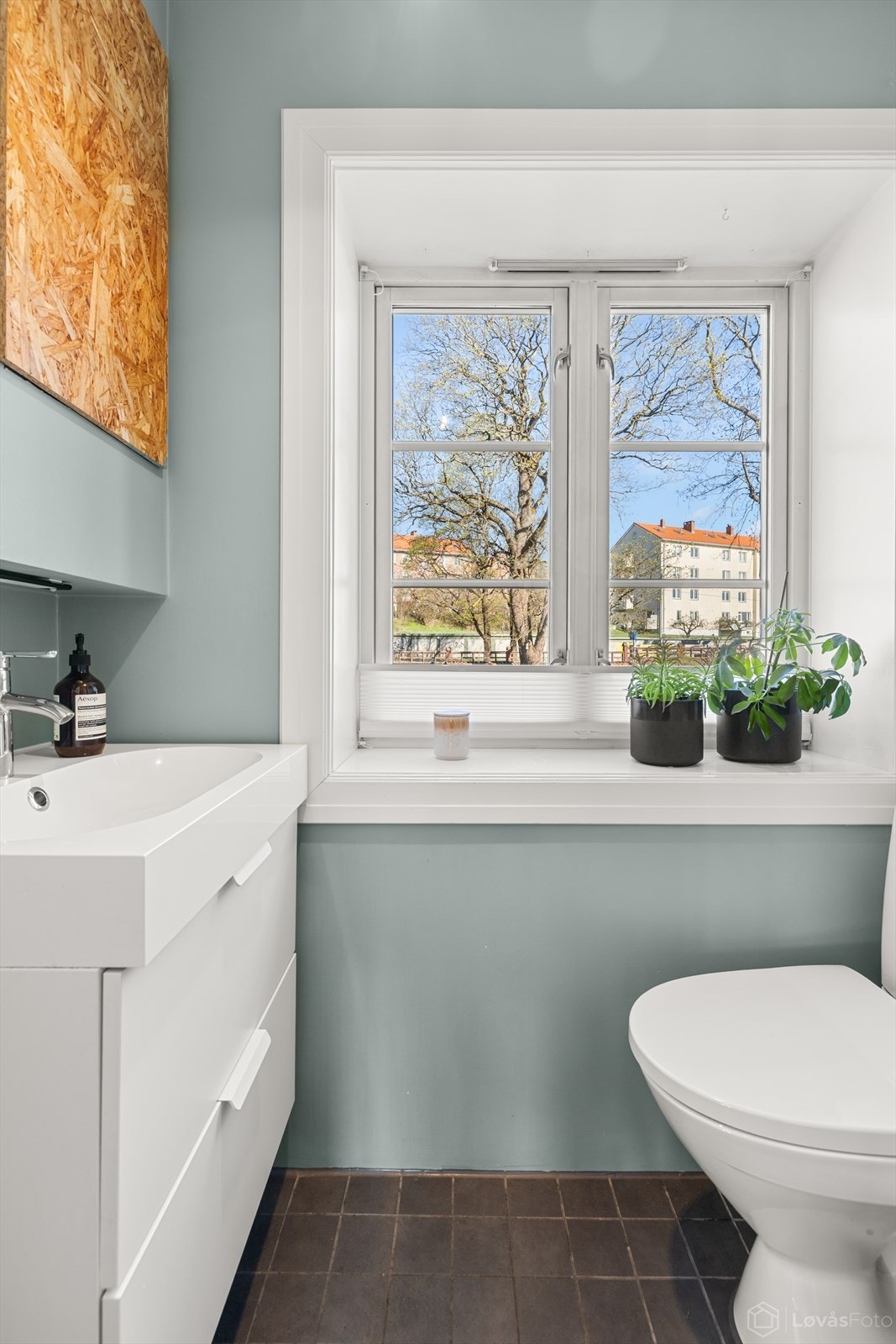 I tillegg til baderommet er det et separat toalettrom innredet med klosett og servant med skuffeløsning. Galleribilde