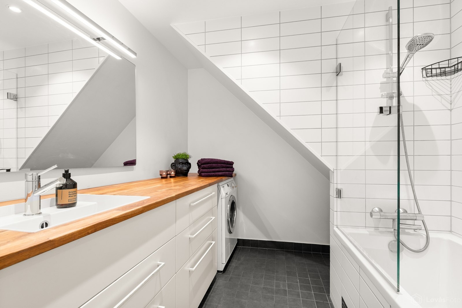 Badet fremstår lyst og romslig, med god plass til morgenrutiner og oppbevaring på benk og i skuffer. Galleribilde