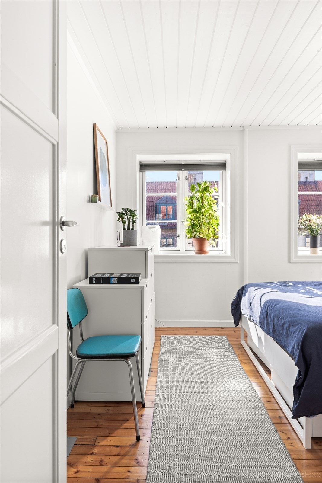 Her er det god plass til dobbeltseng, nattbord og kommode, og rommets utforming gir fleksible møbleringsmuligheter etter behov og stil. Galleribilde