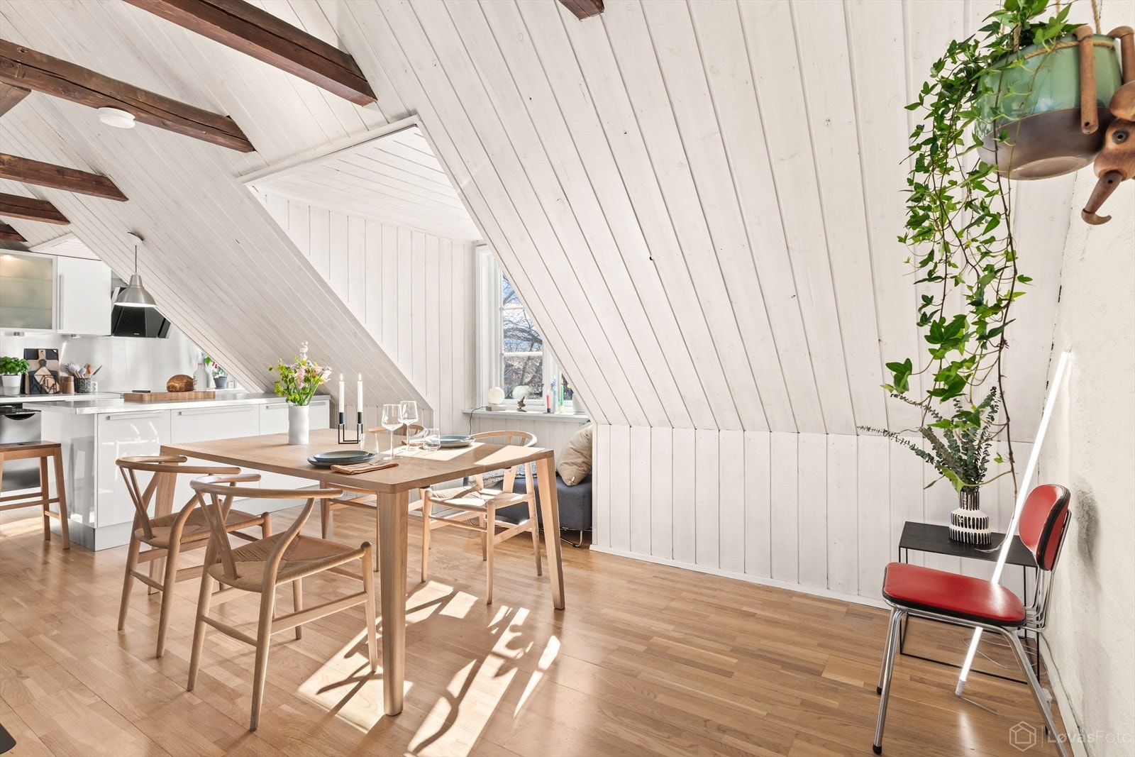 Spisestuen har god plass til langbord med flere sitteplasser, og inviterer til hyggelige middager, feiringer og sosiale sammenkomster. Galleribilde