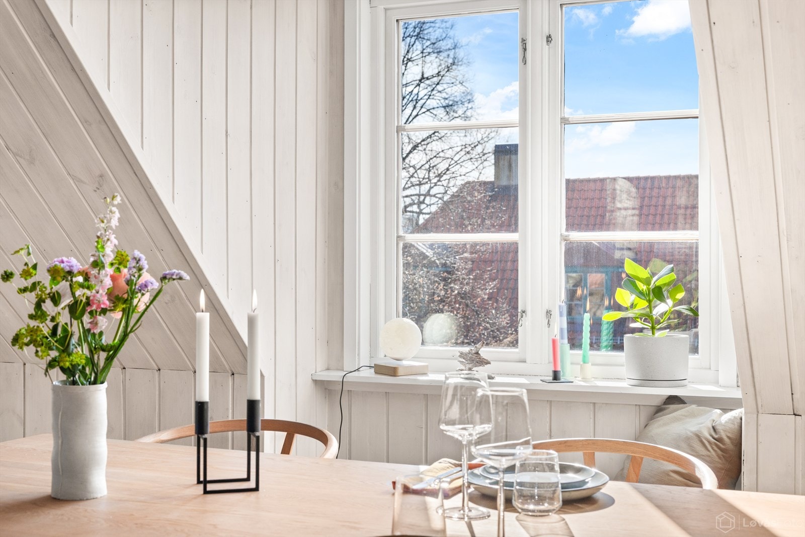 Rommet har vinduer på begge sider, noe som gir godt med naturlig lys og en behagelig, luftig stemning. Galleribilde