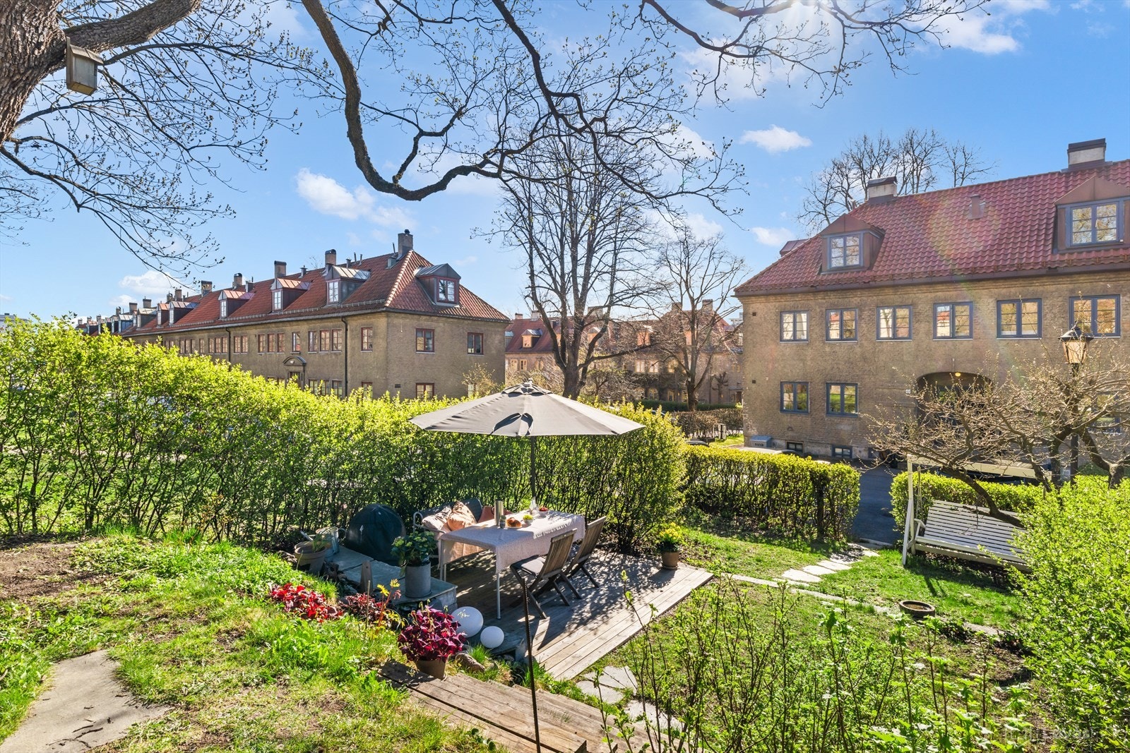 Er dere på utikk etter en lys hagebybolig hvor dere kan nyte rolige stunder i egen hageparsell, samtidig som byens tilbud ligger rett i nærheten? Foto: John Løvås. Galleribilde