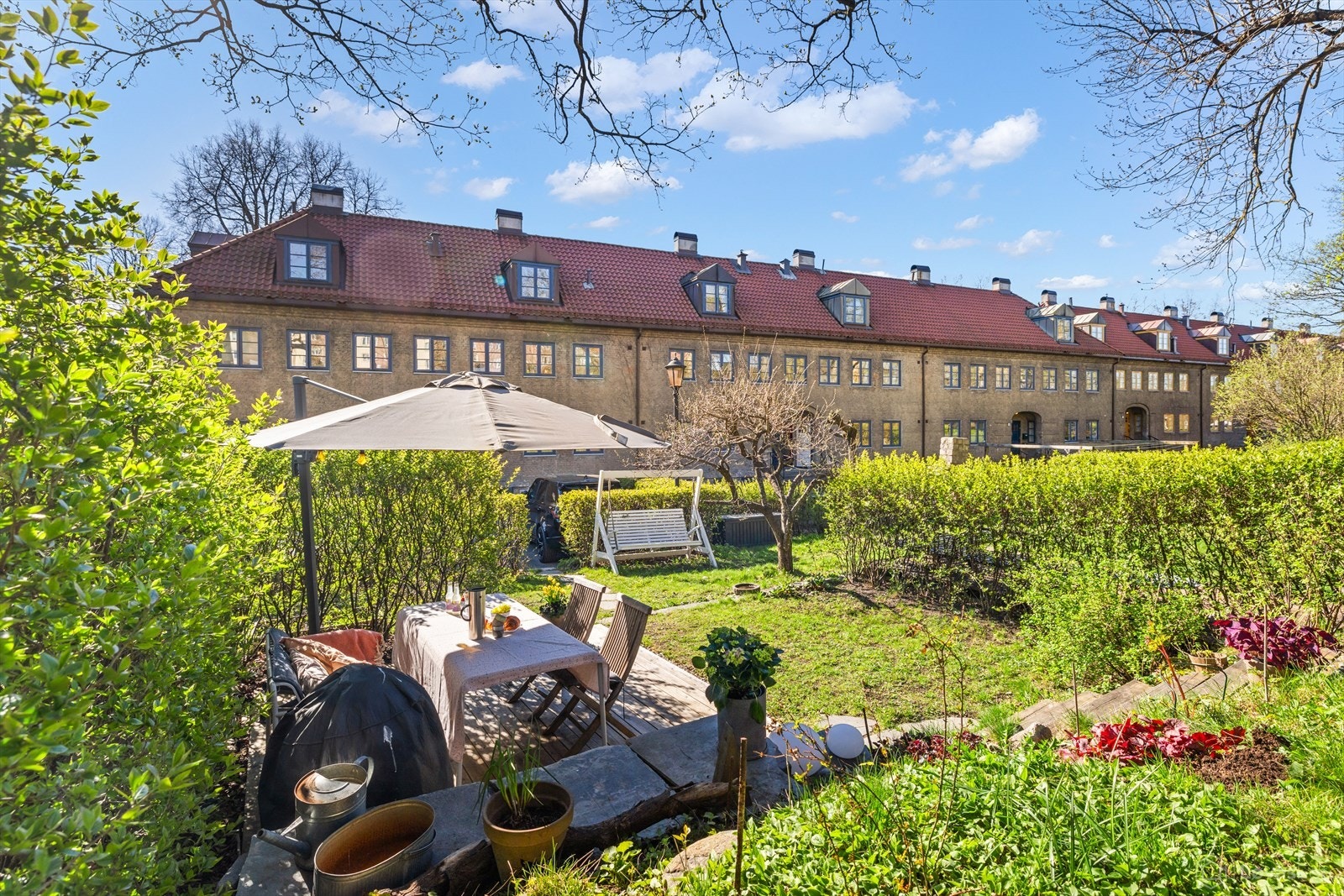 Boligen disponerer en hyggelig og skjermet hageparsell omkranset av frodig beplantning. Galleribilde