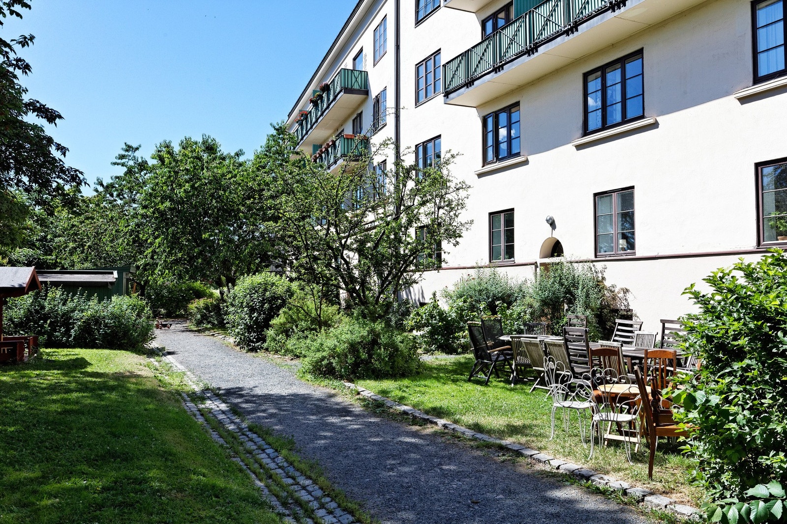 Fougstads gate er omkranset av grønne forhager i et populært og tilbaketrukket boområde på St. Hanshaugen. Galleribilde