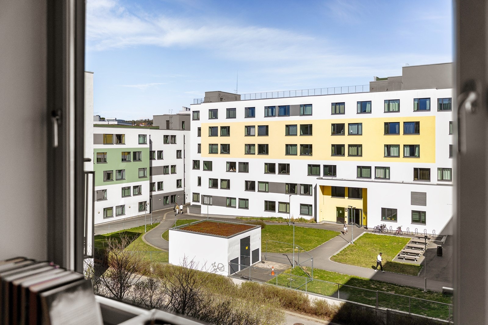 Rommet har store vindusflater som gir godt lysinnslipp. Galleribilde