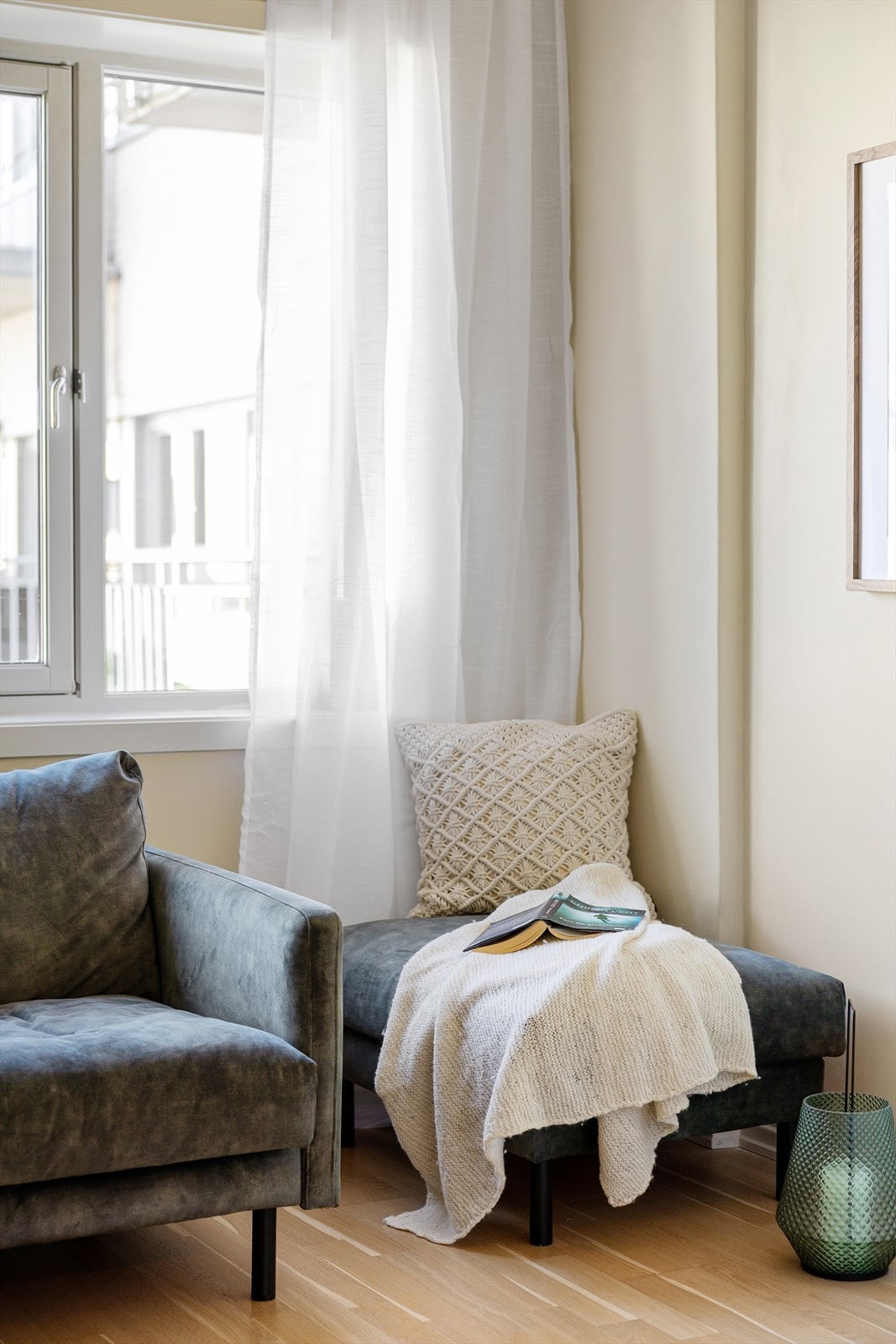I stuen er det god plass til sofa med tilhørende stuemøblement og spisebord. Galleribilde