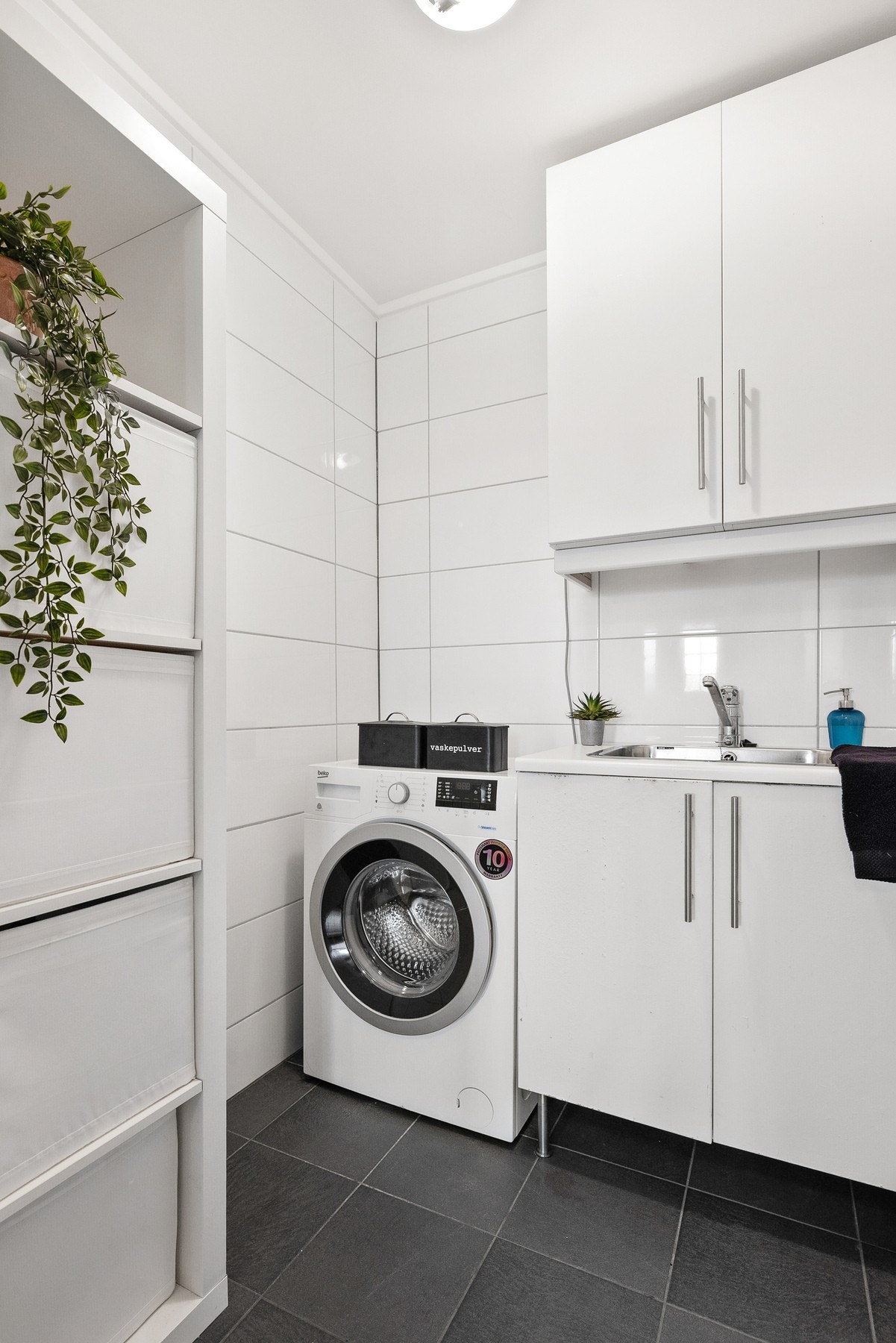 Praktisk vaskerom med opplegg for vaskemaskin. Rommet er også en del av boden på byggetegninger. Det er ikke søkt bruksendring hos kommunen Galleribilde