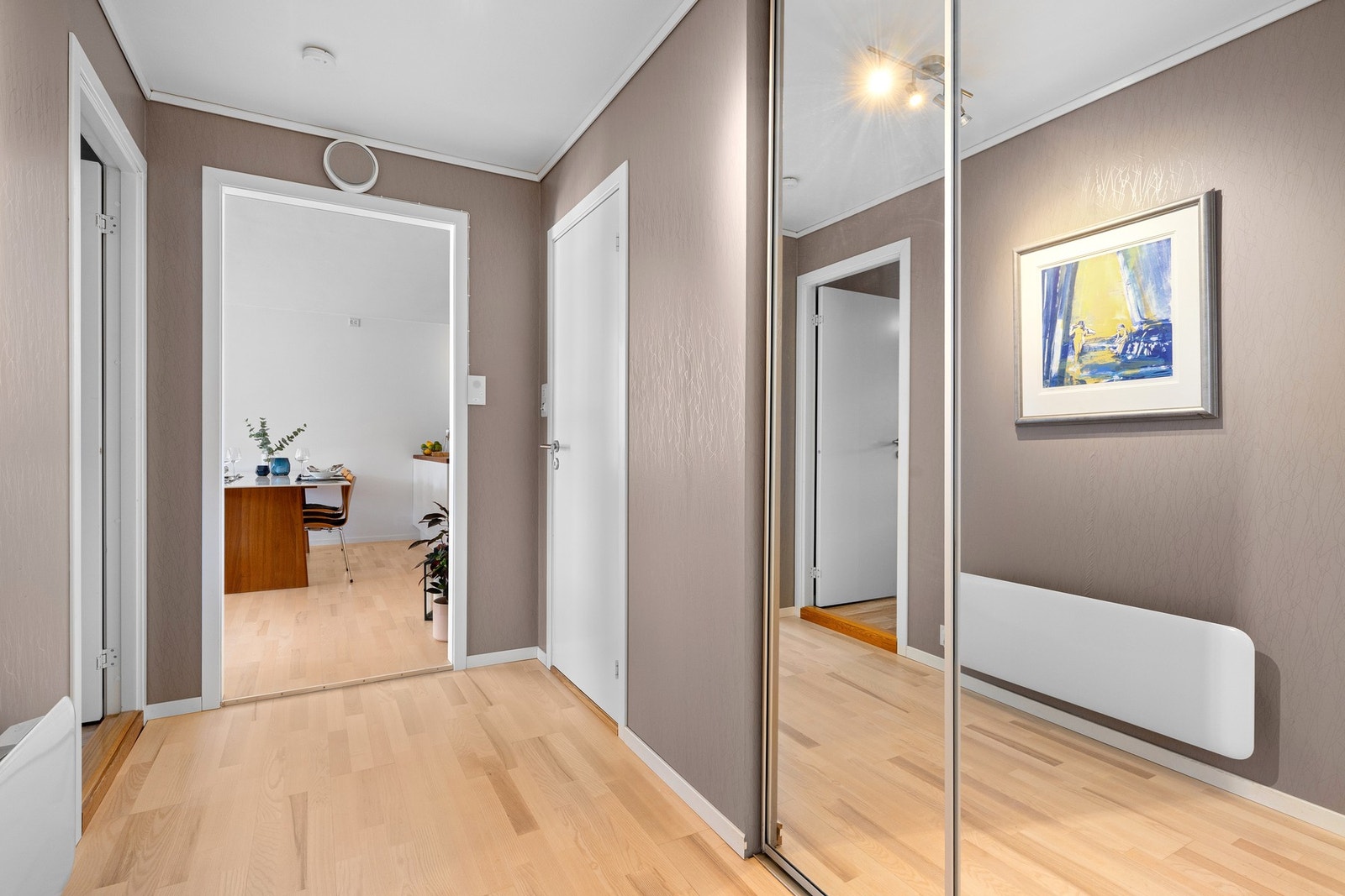 Entréen er romslig med god oppbevaring i skyvedørsgarderobe til jakker og sko. Galleribilde