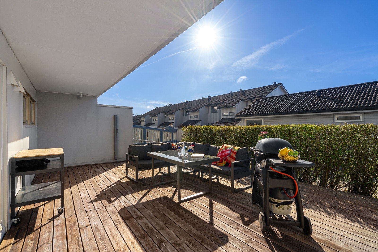 Velkommen til en lys og smakfull 2-roms endeleilighet med ettertraktet beliggenhet og stor terrasse. Galleribilde