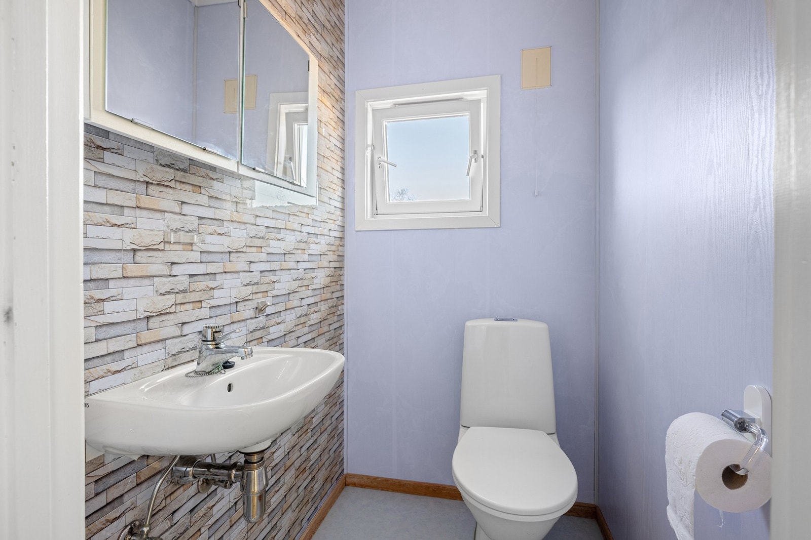 Toalettrommet ligger vegg i vegg til badet og inneholder toalett og servant. Galleribilde