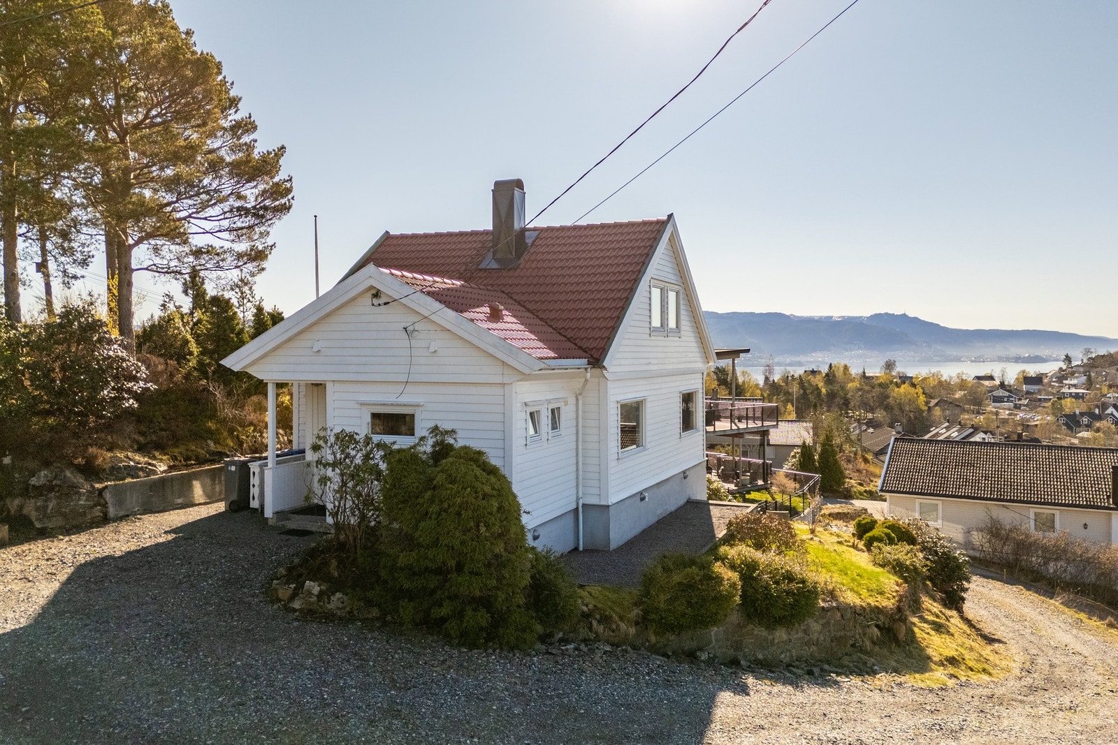 Dette er en sjarmerende enebolig med nydelig utsikt inn mot Bergen og gode solforhold på eiendommen fra morgen til kveld. Galleribilde