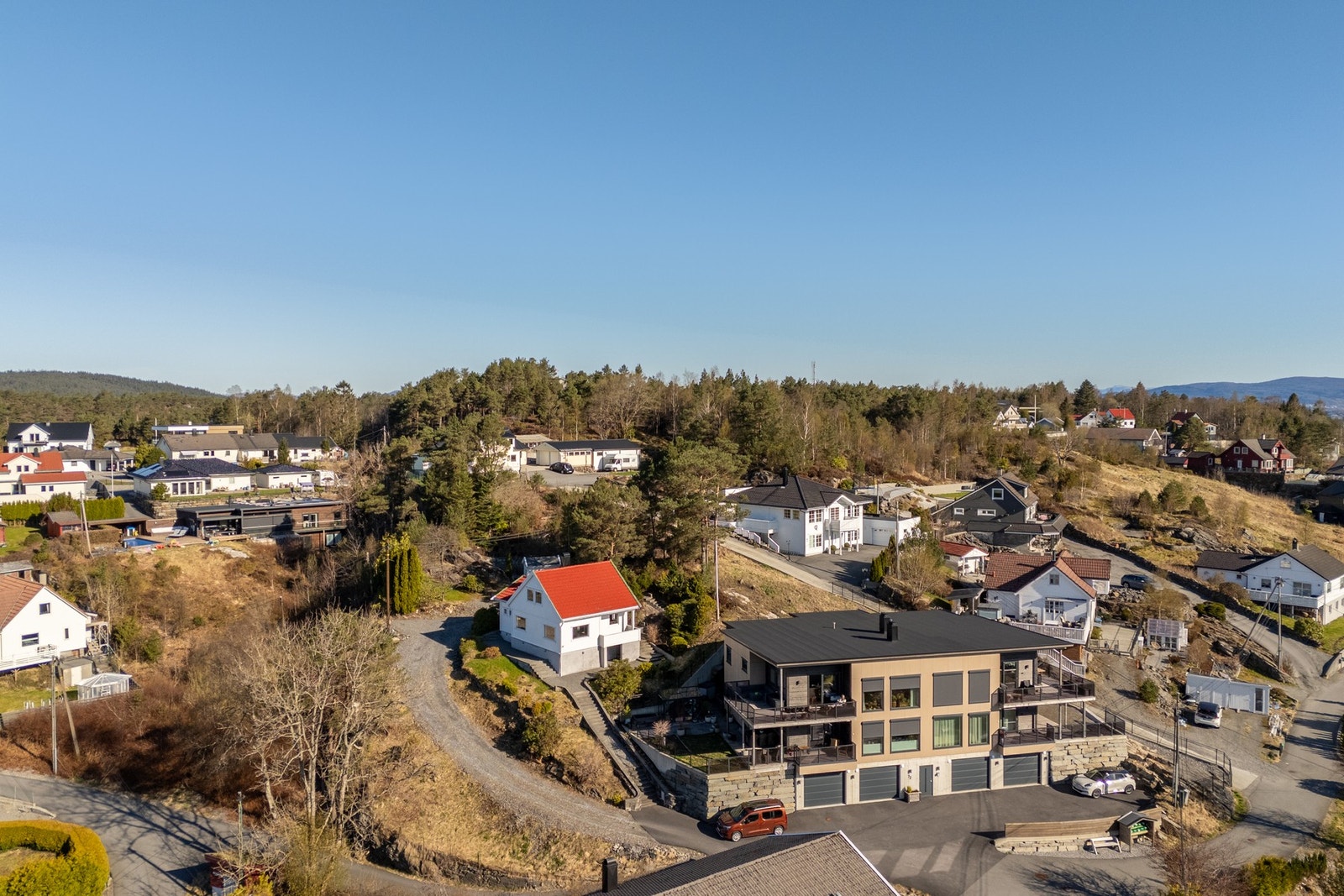Det er gangavstand til barnehage, skoler, bussholdeplass og turmuligheter, samt 4 min kjøring til Storebotn med dagligvare, treningssenter, takeout og mer. Galleribilde
