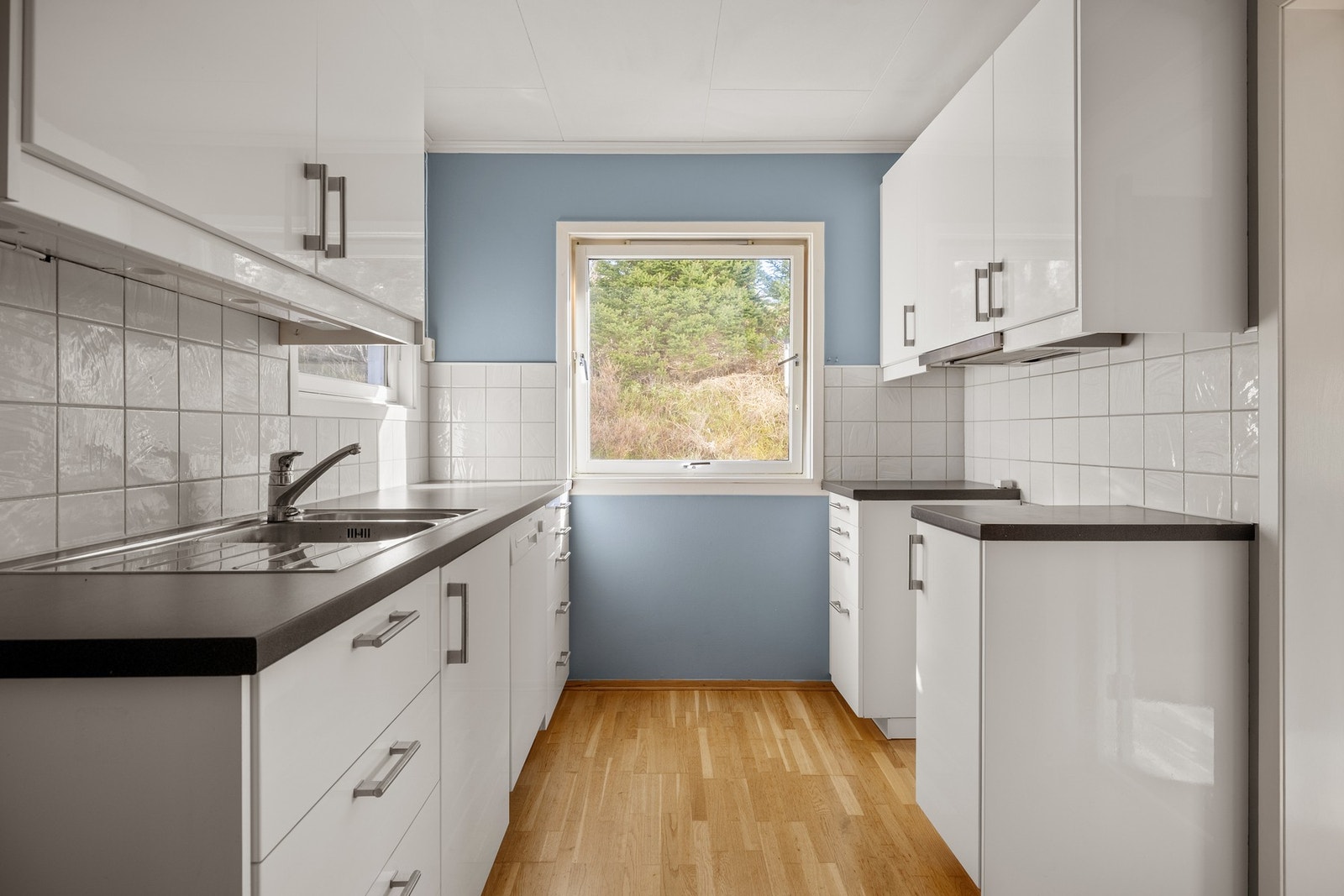 Kjøkkenet måles til 8,3 kvm. og har en innredning som består av slette fronter og benkeplate av laminat. Galleribilde