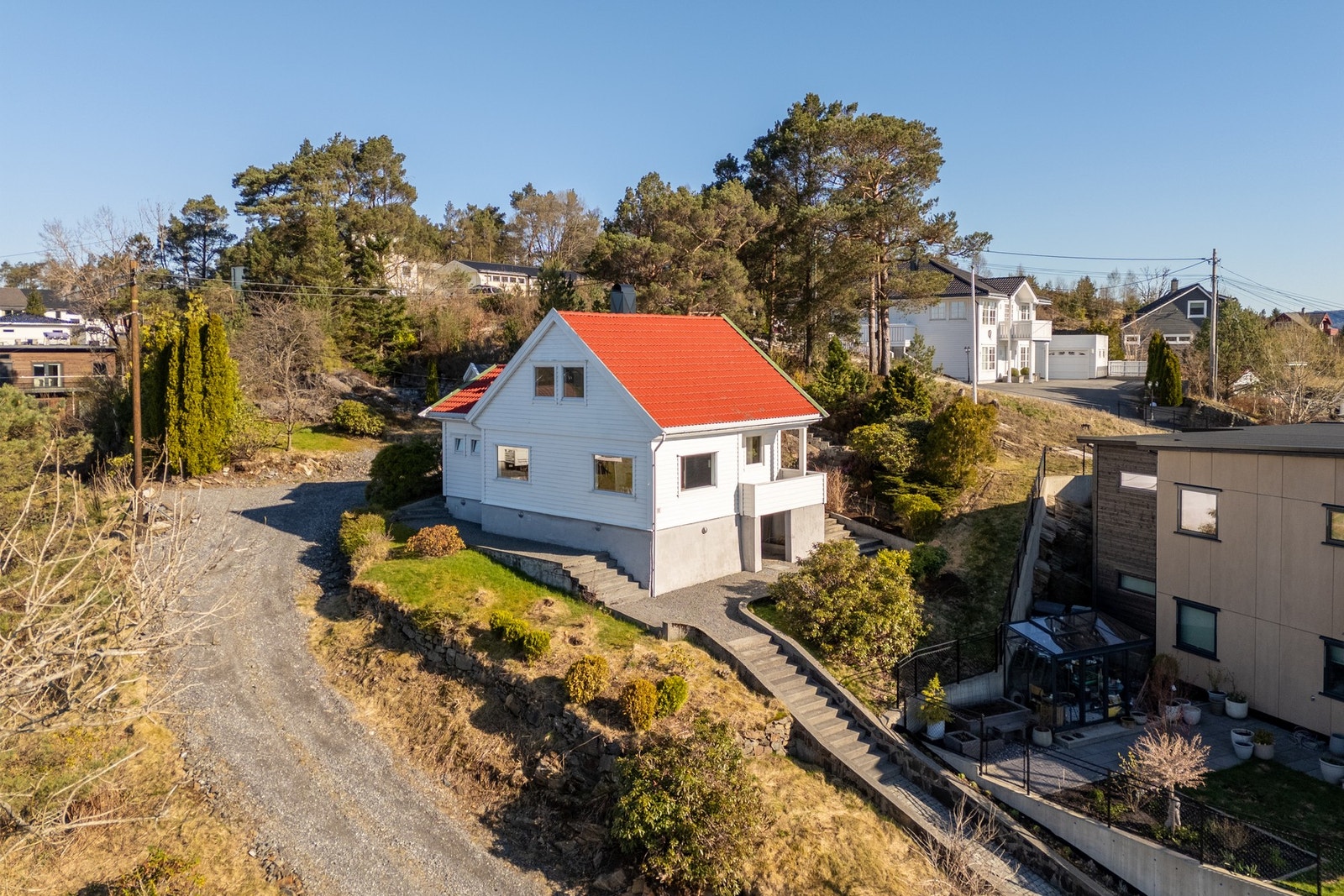 Det er en svært barnevennlig beliggenhet på Erdal i et veletablert nabolag. Galleribilde