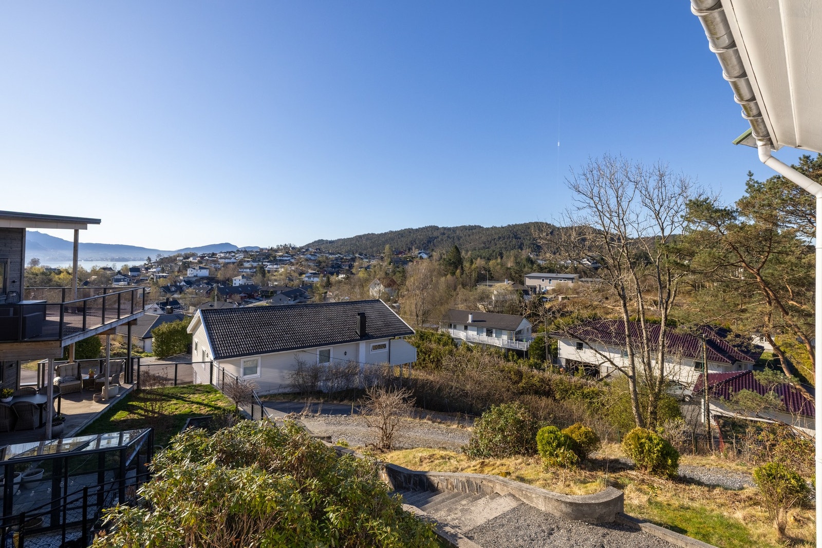 Nydelig utsikt over Erdal og inn mot Bergen. Galleribilde