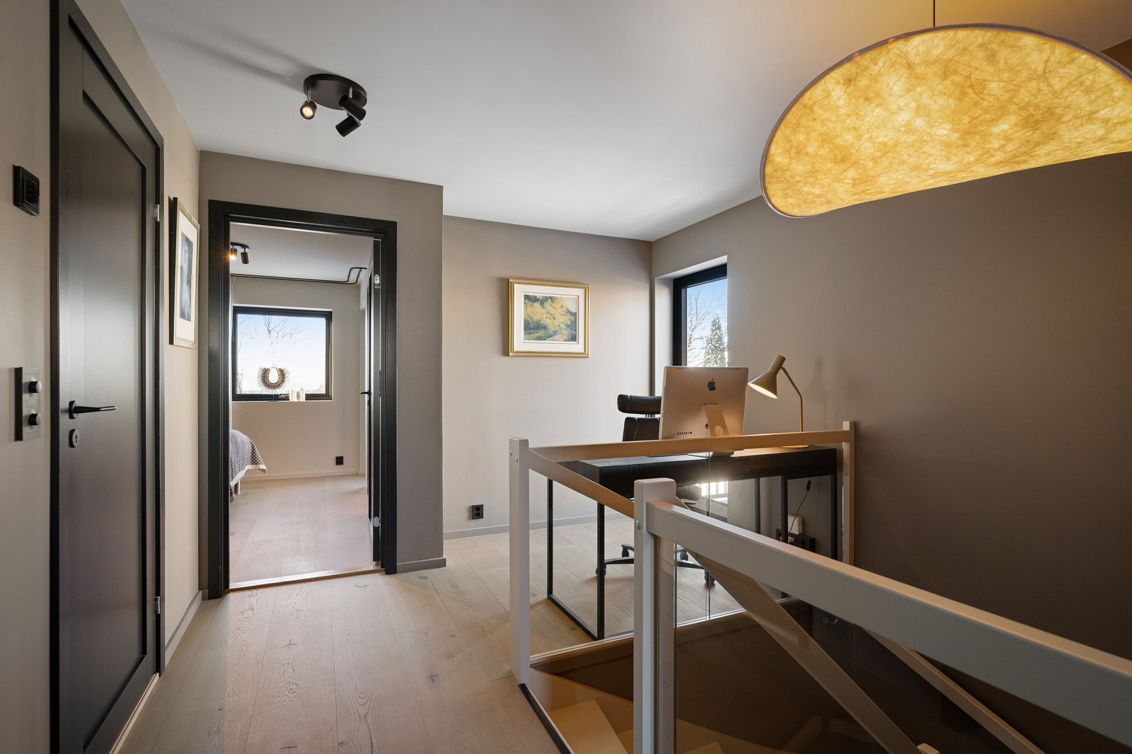 Gang 2 etg. med "hjemmekontor" plass Galleribilde