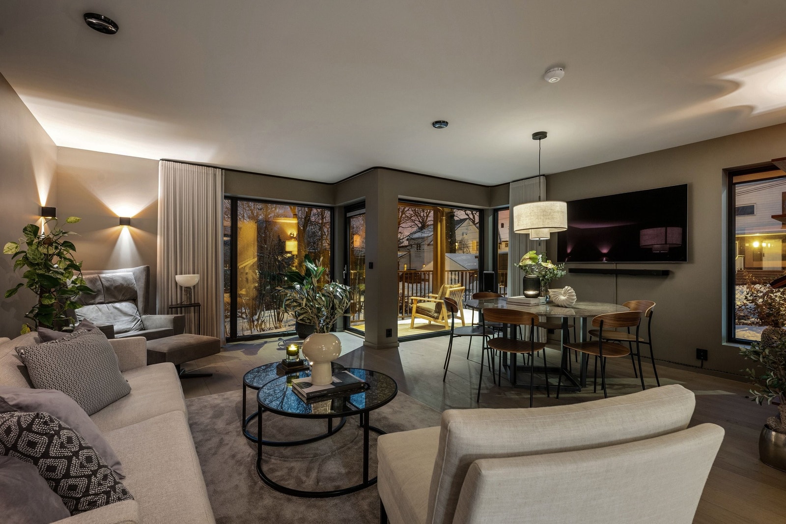 Store vinduer og mye lys inn i stue Galleribilde