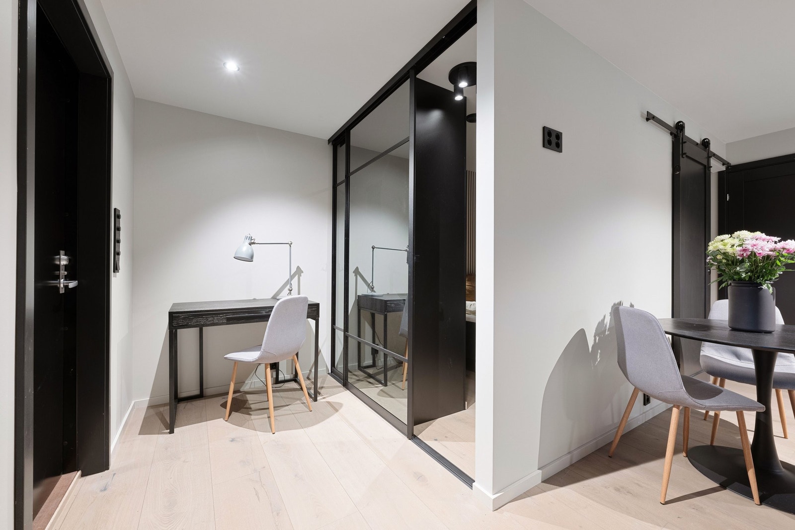 Hybel med praktisk stor skyvedørsgarderobe med inngang på to sider til sovealkove. Galleribilde