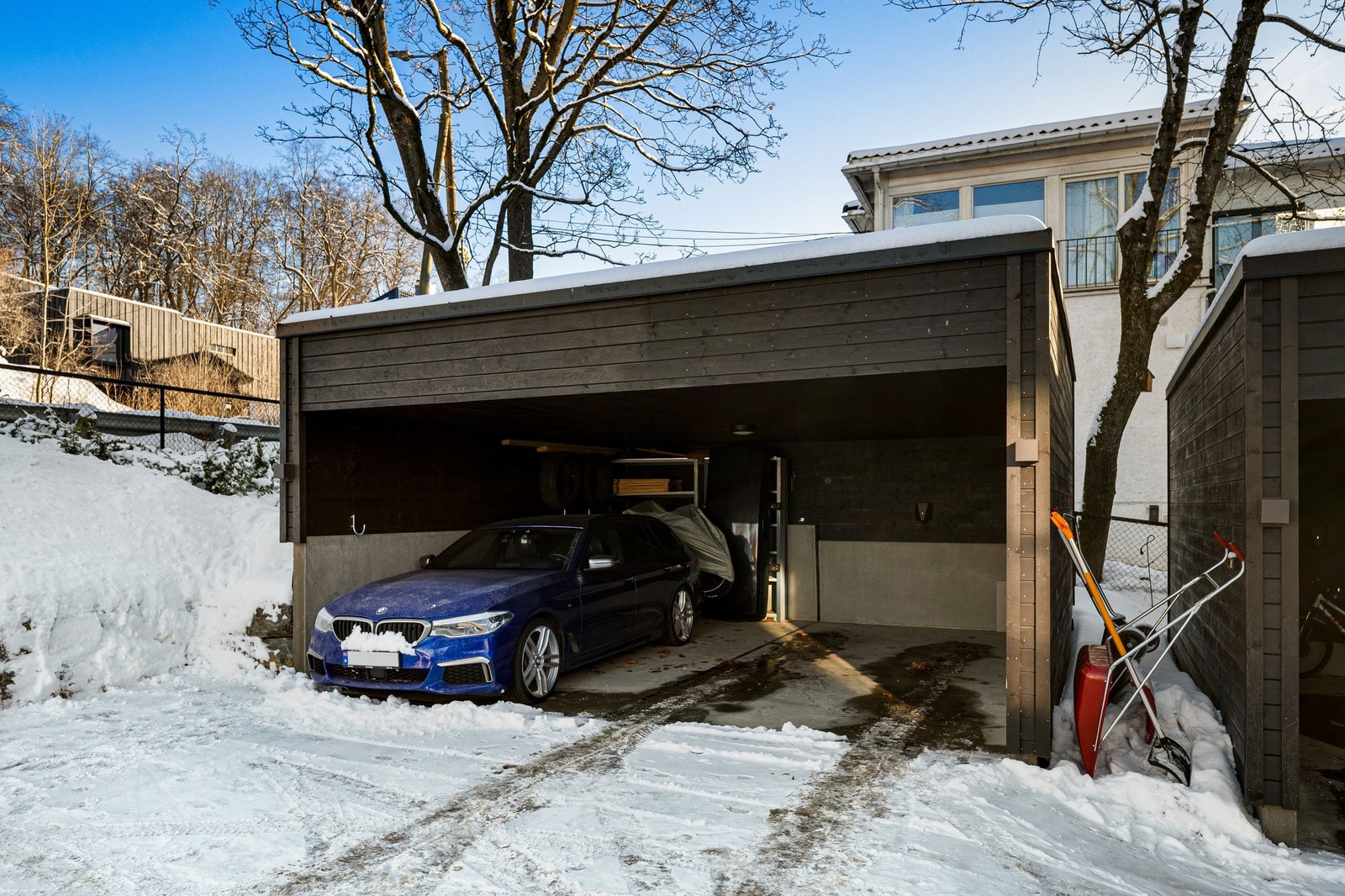 Carport med app-styrt el-lader Galleribilde