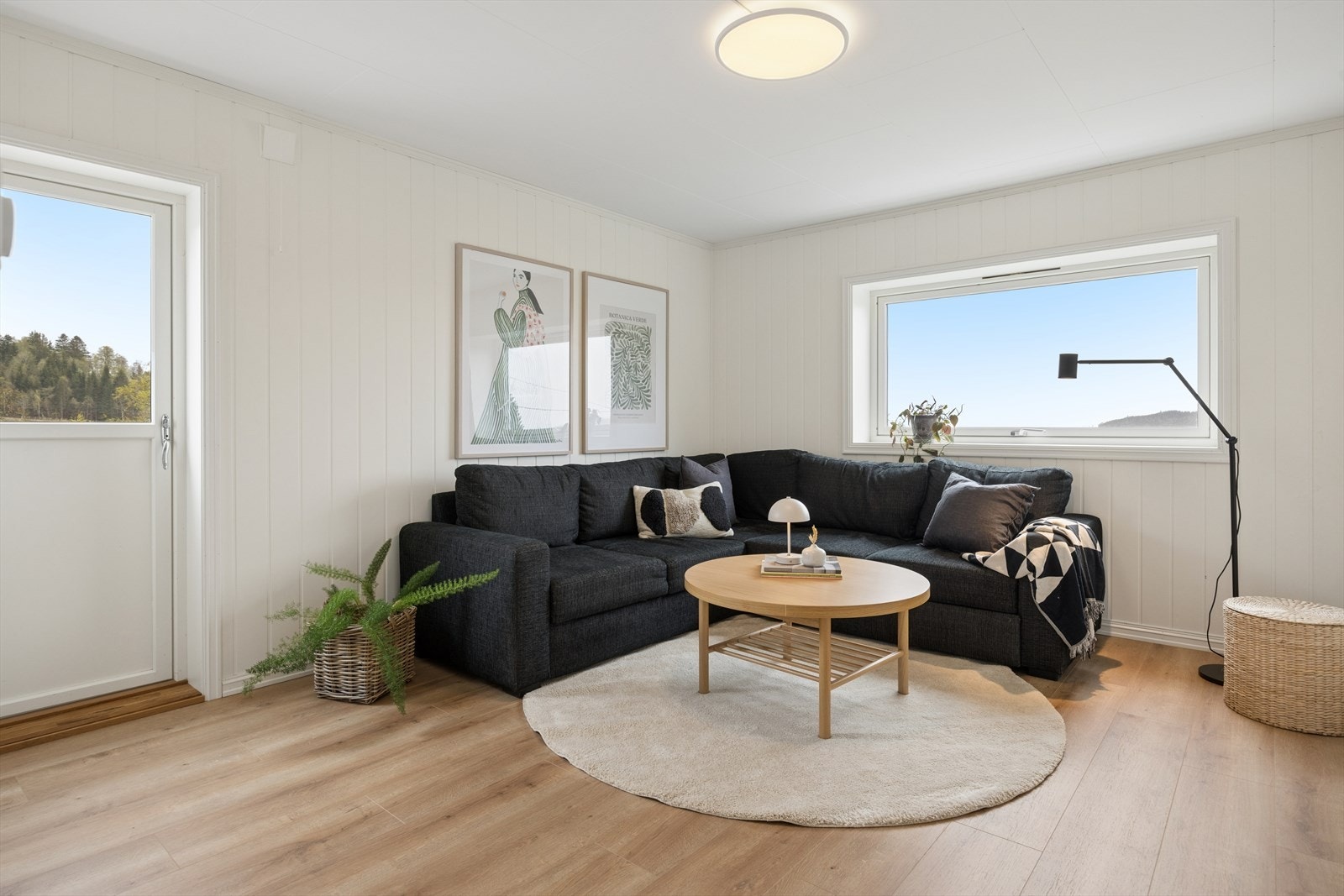 Fra loftstuen er det utgang til en 12 m² stor veranda, oppført i 2021. Galleribilde
