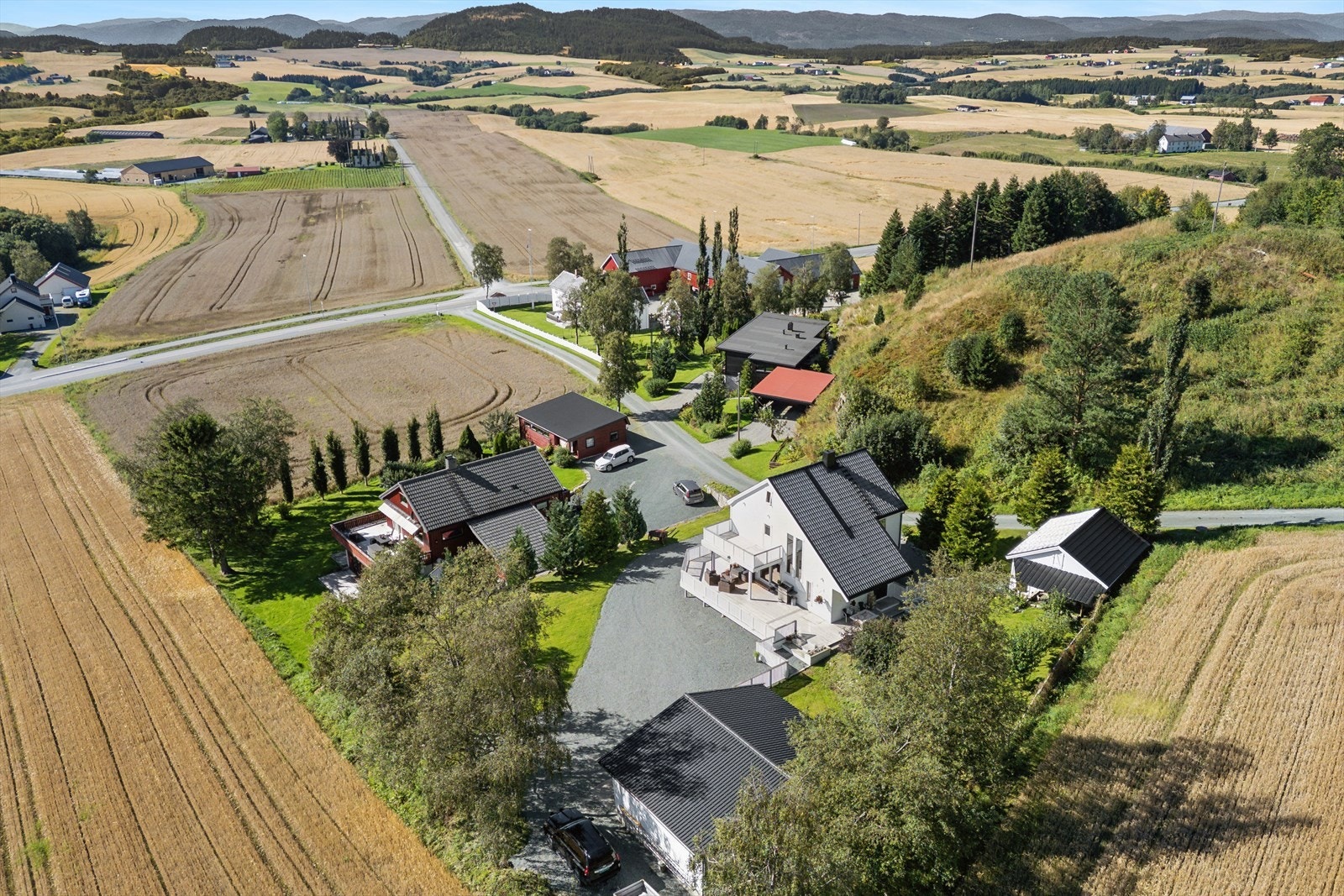 Eiendommen er en del av et spredt og etablert boligområde, hovedsakelig bestående av eneboliger. Galleribilde