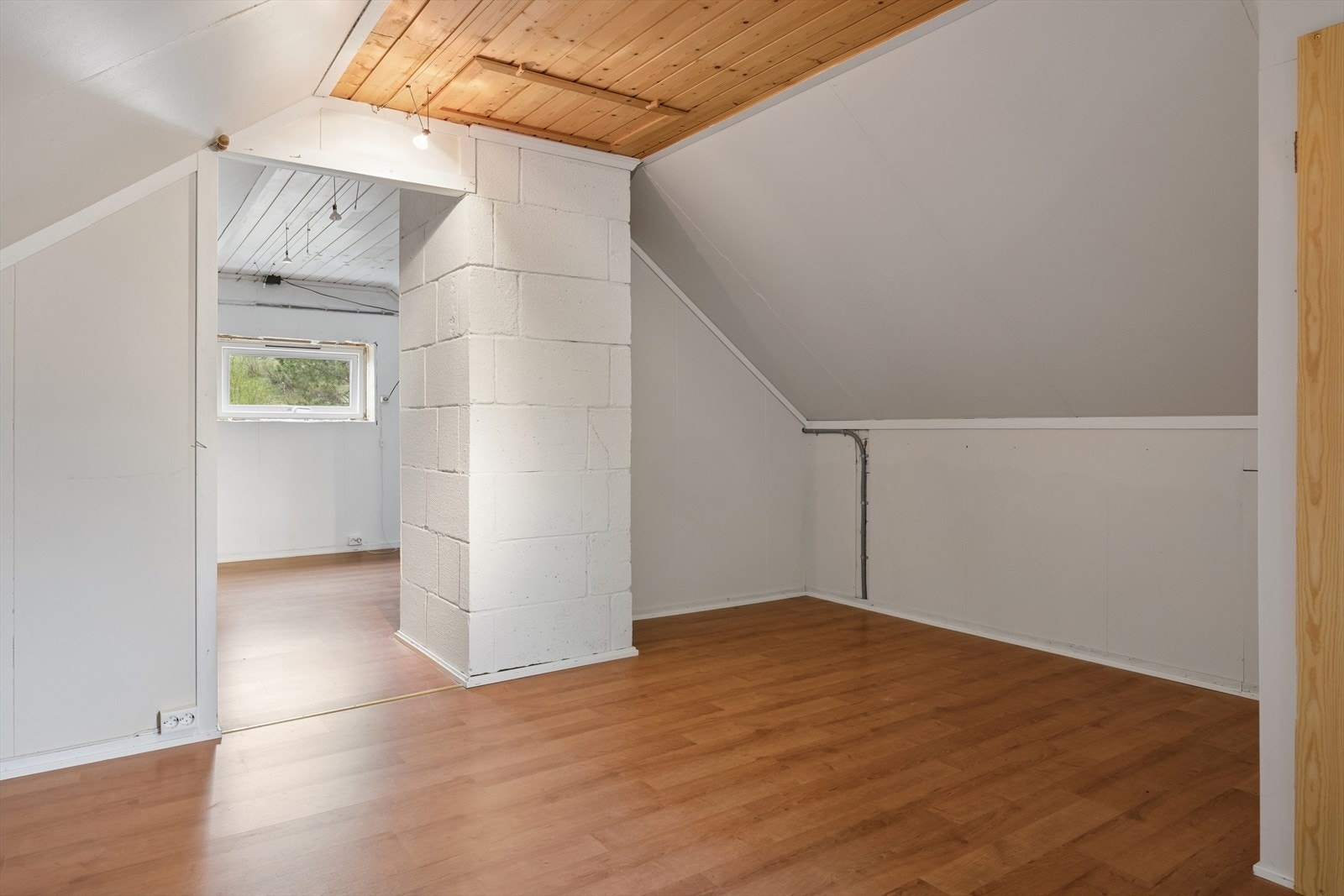 Romslig loft med et gulvareal på 23 m², perfekt for lagring. Galleribilde