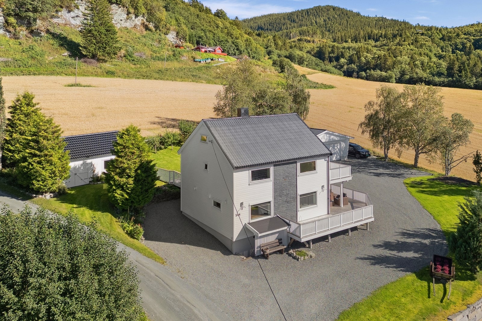 Eiendommen ligger skjermet og rolig til, med umiddelbar nærhet til turterreng i skog og mark. Galleribilde
